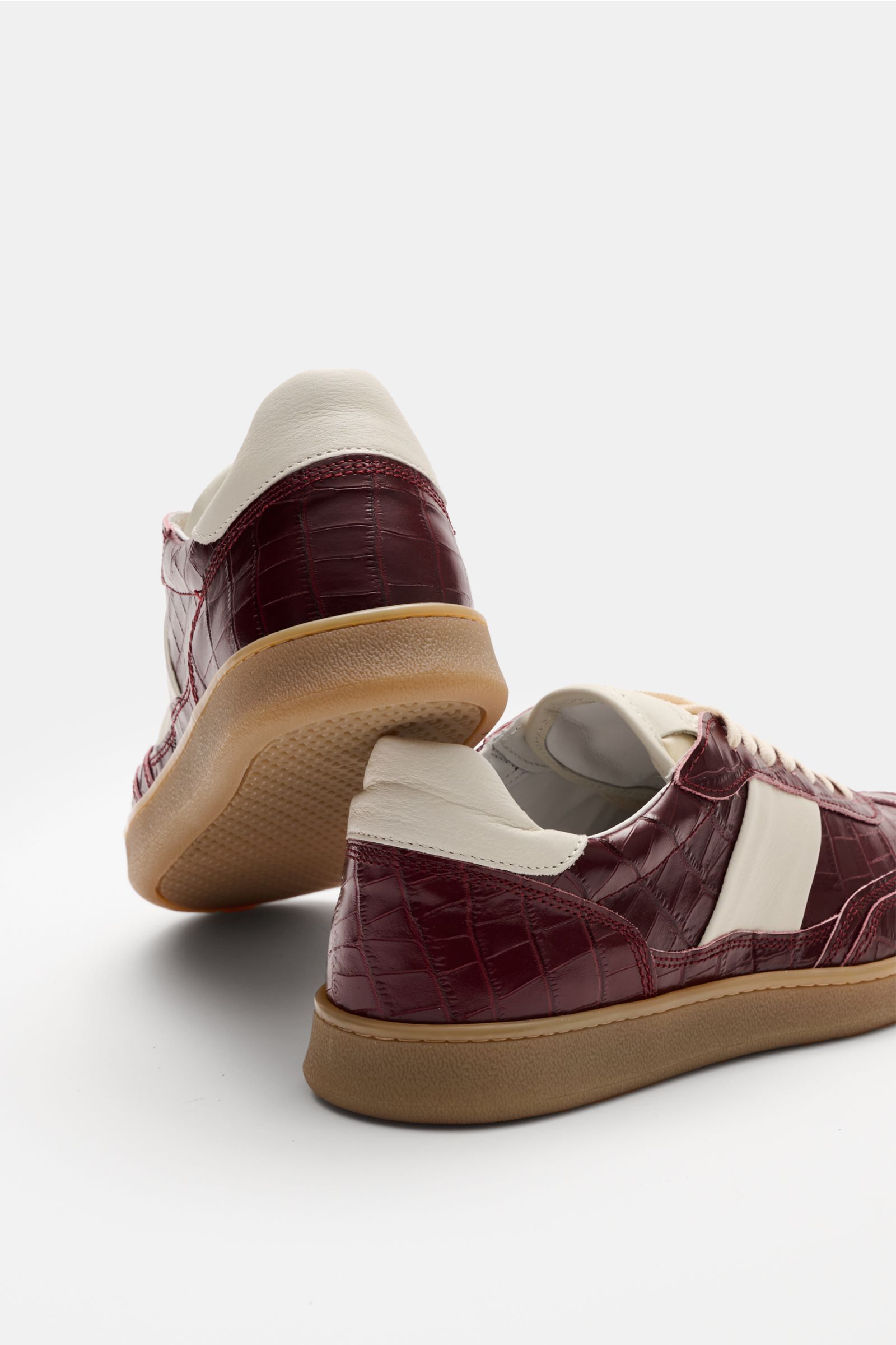 Collegium Sneaker 'Pillar Court II' bordeaux aus Reptil-Kalbsleder, runde Vorderkappe, sieben-Loch-Schnürung, flexible Gummisohle, Rückansicht.