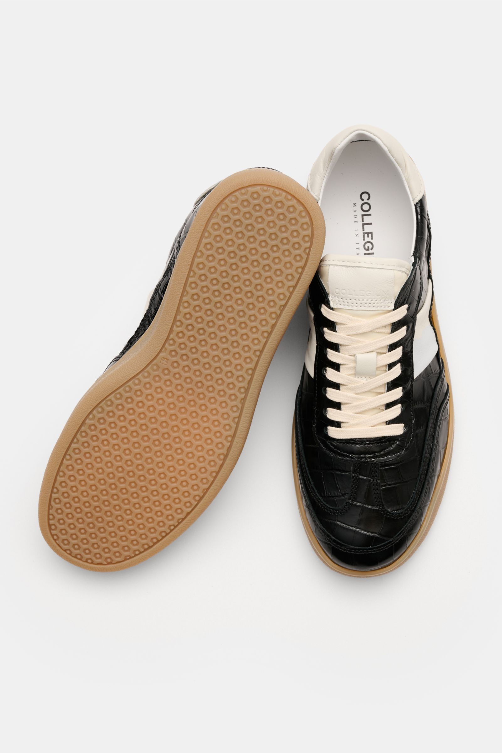 Collegium Sneaker 'Pillar Court II' schwarz in Reptil-Kalbsleder, runde Vorderkappe, sieben-Loch-Schnürung, Ansicht von oben und Sohle.