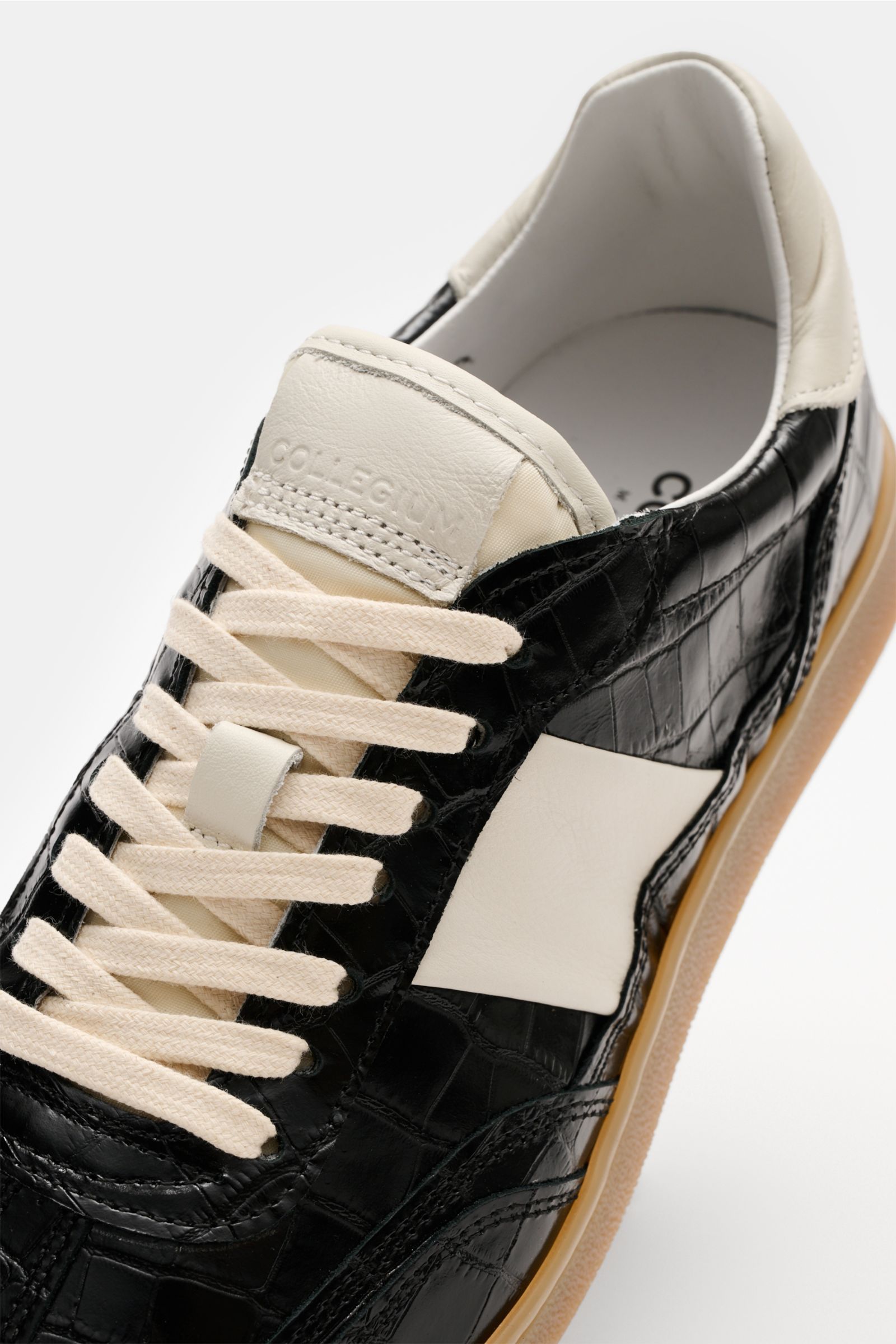 Collegium Sneaker 'Pillar Court II' schwarz, von oben leicht schräg fotografiert, aus Kalbsleder in Reptil-Optik mit runder Spitze, Sieben-Loch-Schnürung, gepolstertem Schaftrand, Textillasche mit Logo, Lederfutter und flexibler Gummisohle.