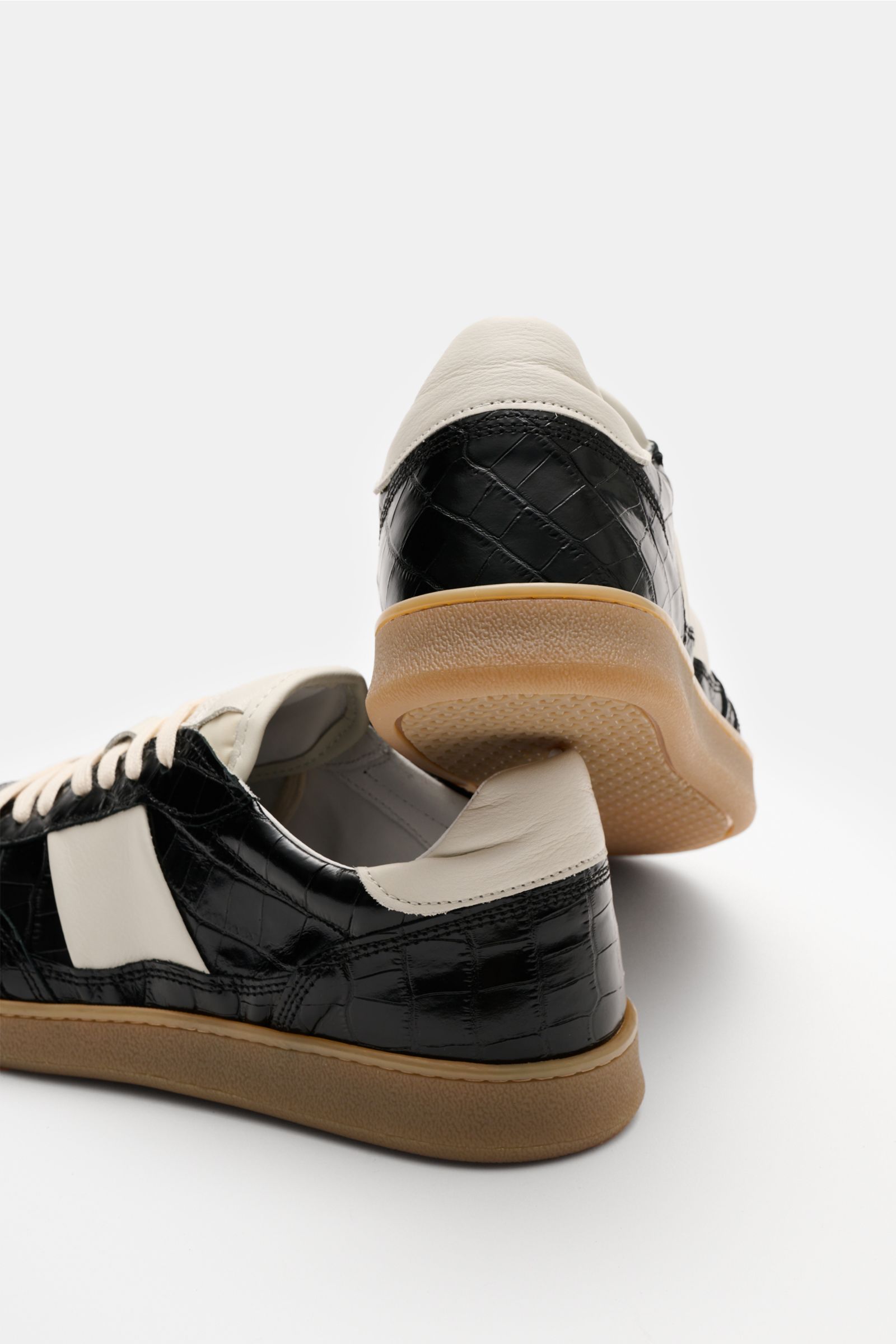 Collegium Sneaker 'Pillar Court II' schwarz, seitlich und von hinten, Kalbsleder Reptil-Optik, weiße Akzente, Gummisohle, gepolsterter Schaftrand.