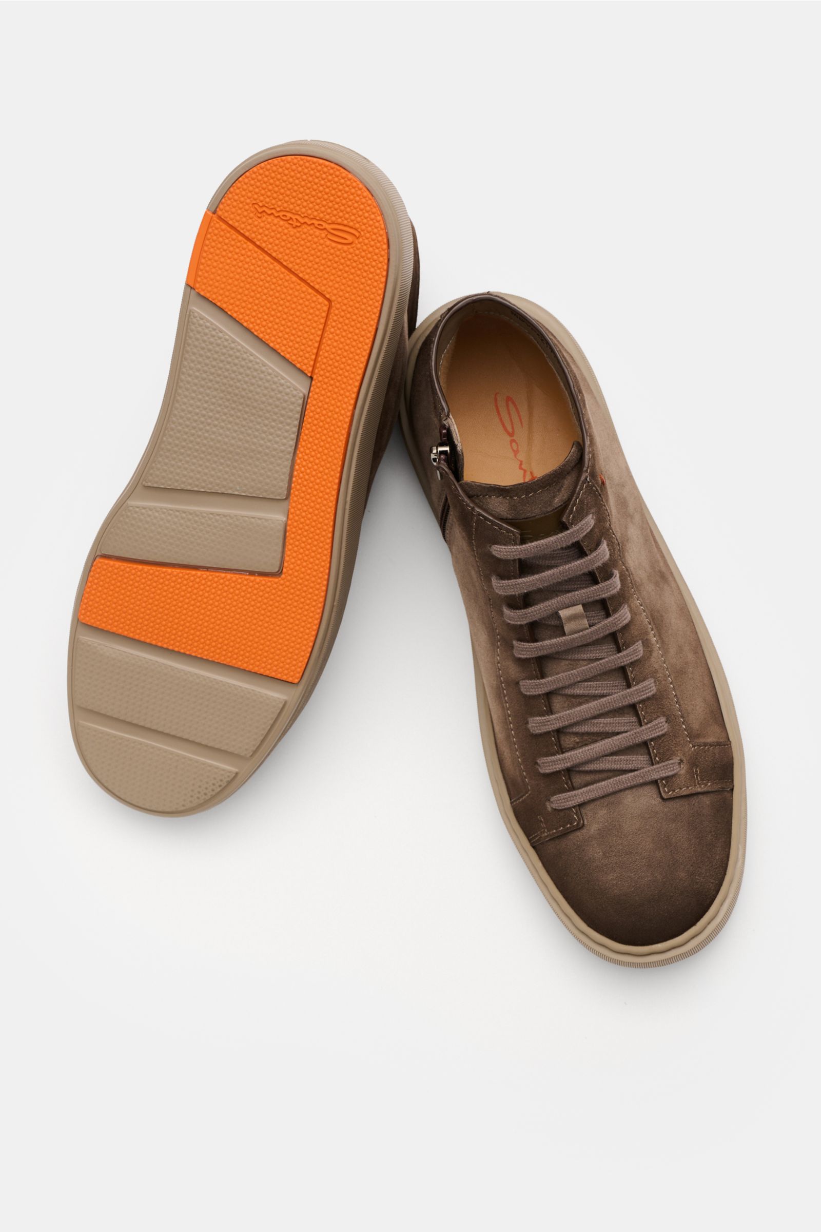 Santoni High Top Sneaker 'Clean Icon' taupe, schmal zulaufend, aus geschmeidigem Veloursleder, Acht-Loch-Schnürung, Zipper, Gummisohle, von oben.