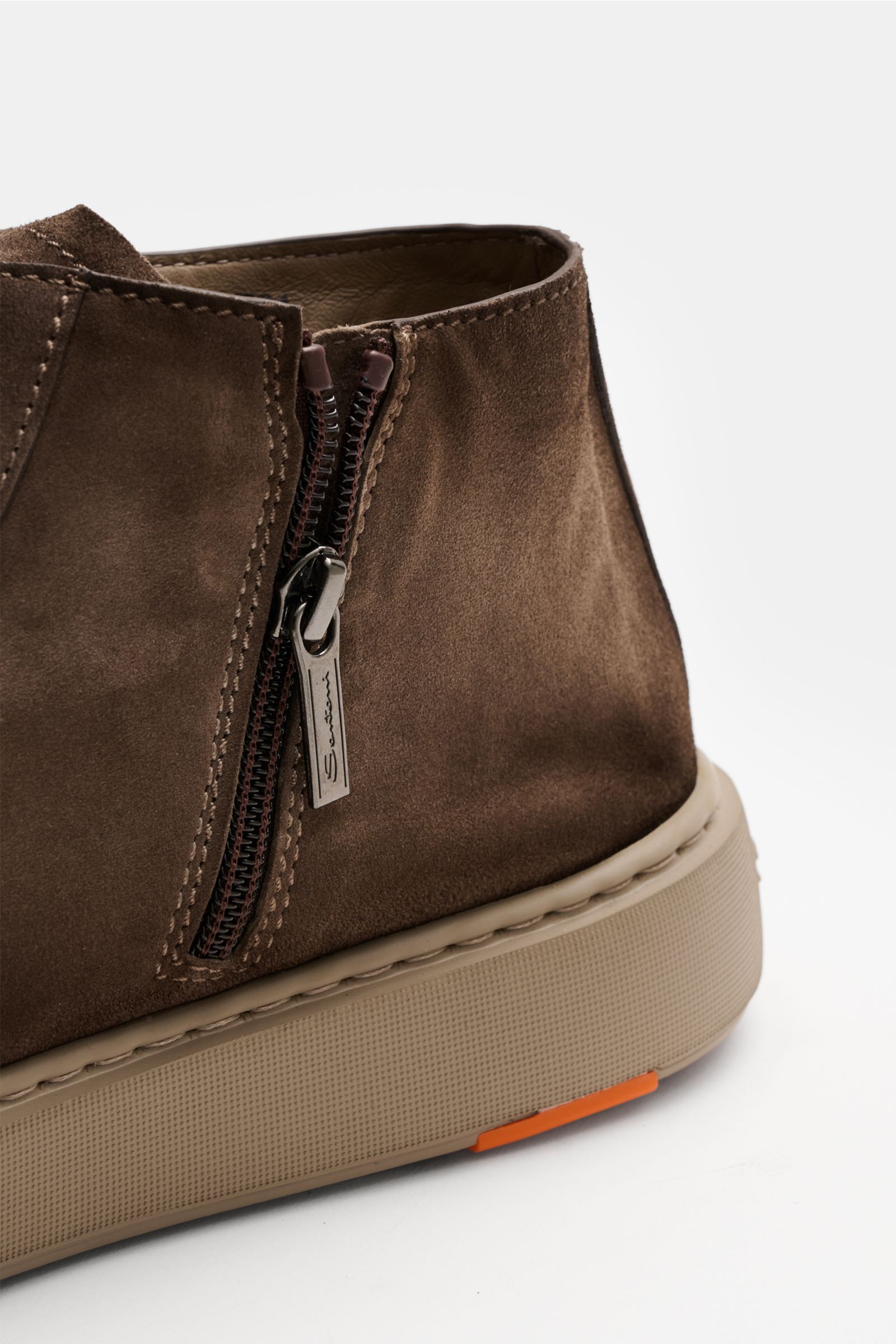 Santoni High Top Sneaker 'Clean Icon' taupe aus feinem Veloursleder mit Zipper, Acht-Loch-Schnürung, Lederfutter und leichter Gummisohle, Detail seitlich.