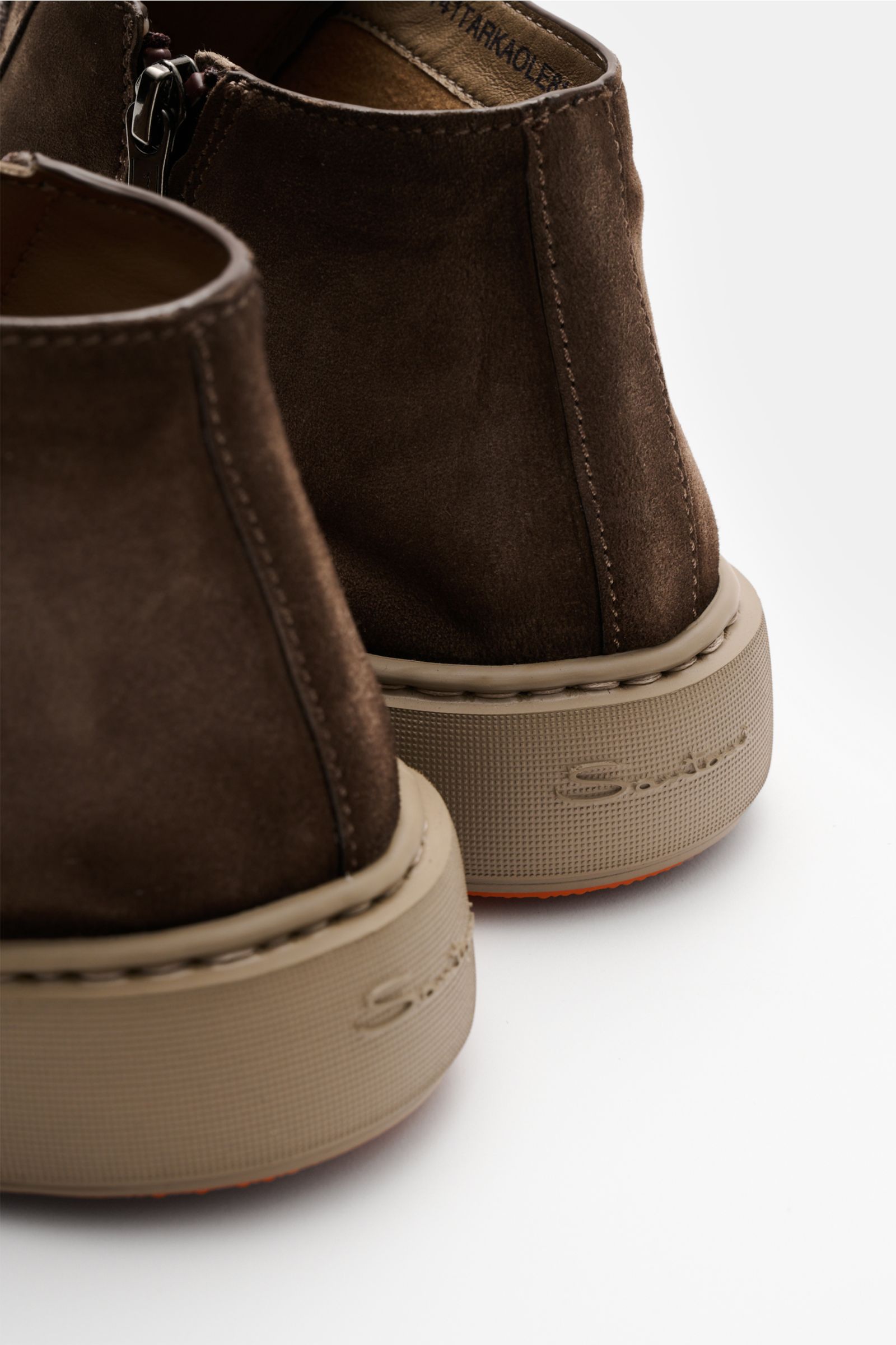 Santoni High Top Sneaker 'Clean Icon' taupe aus feinem Veloursleder, schmal zulaufend, mit Acht-Loch-Schnürung, Zipper, Lederfutter, Gummisohle, Rückansicht.