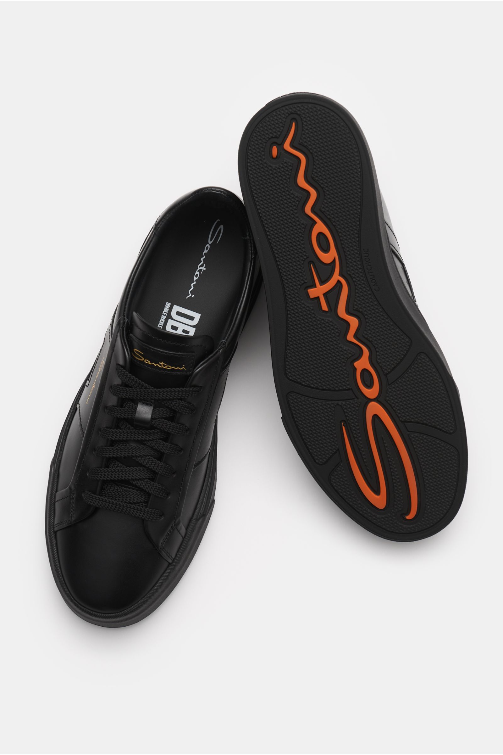 Santoni Sneaker 'Double Buckle' schwarz, seitlich oben fotografiert, edles Glattleder, sieben-Loch-Schnürung, tonale Overlays, Lederfutter, flexible Kautschuksohle mit Schriftzug.