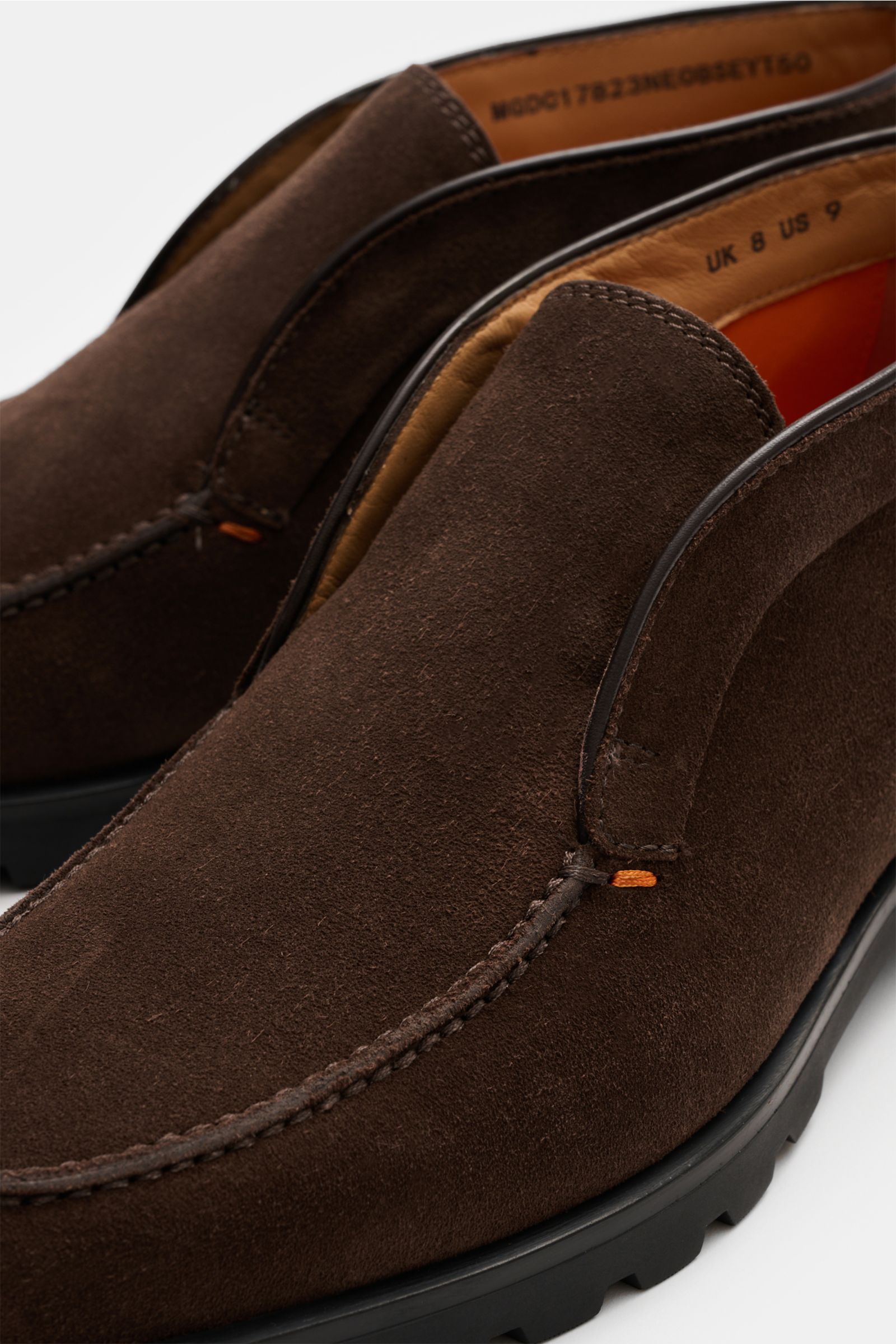 Close-up front-side view of Santoni Desert Boot 'Detroit Rock' dunkelbraun in soft dark brown velour leather with decorative stitching and rubber sole.

Description: Desert Boot aus feinem Textur-Wildleder von SANTONI: Die robust profilierte Gummisohle