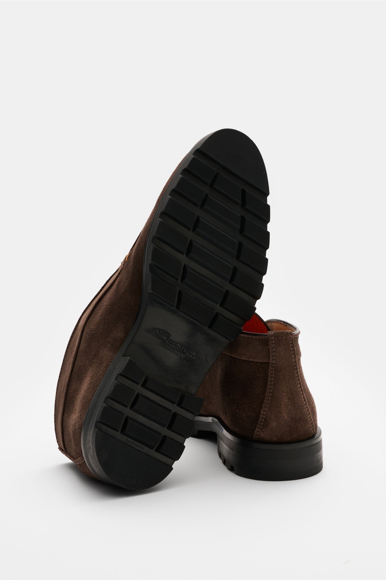 Santoni Desert Boot 'Detroit Rock' dunkelbraun shown from rear angle, highlighting the profiled black rubber sole and soft textured suede upper.

Desert Boot aus feinem Textur-Wildleder von SANTONI: Die robust profilierte Gummisohle sorgt sowohl für ei