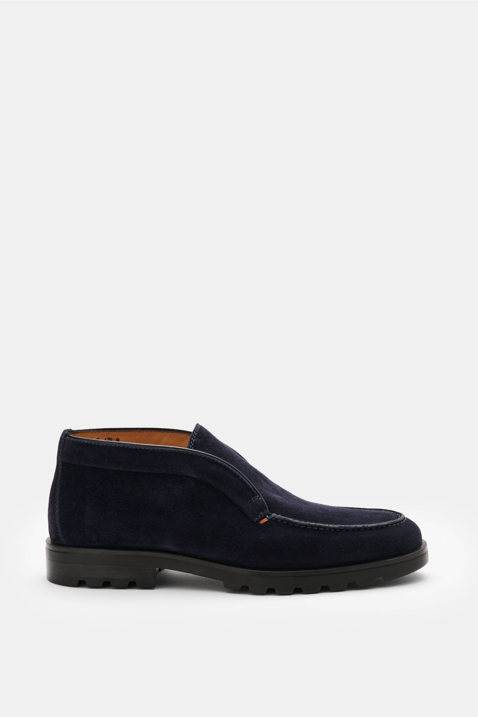 Santoni Desert Boot 'Detroit Rock' navy seitlich fotografiert, geschmeidiges Veloursleder, schmal zulaufend, Ziernaht, Lederfutter, profilierte Gummisohle.