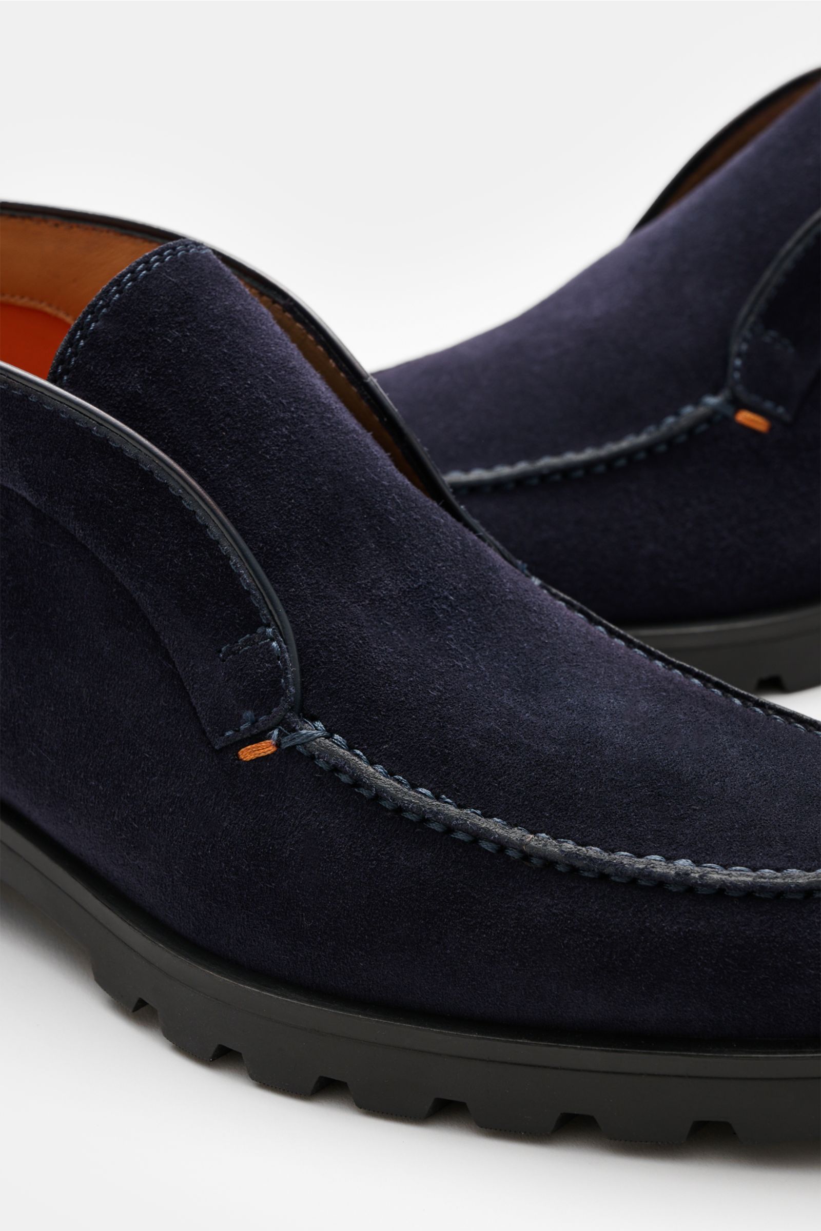 Santoni Desert Boot 'Detroit Rock' navy, Nahaufnahme schmal zulaufend, Veloursleder, Ziernaht, Lederfutter, profilierte Gummisohle, robust und rutschfest.