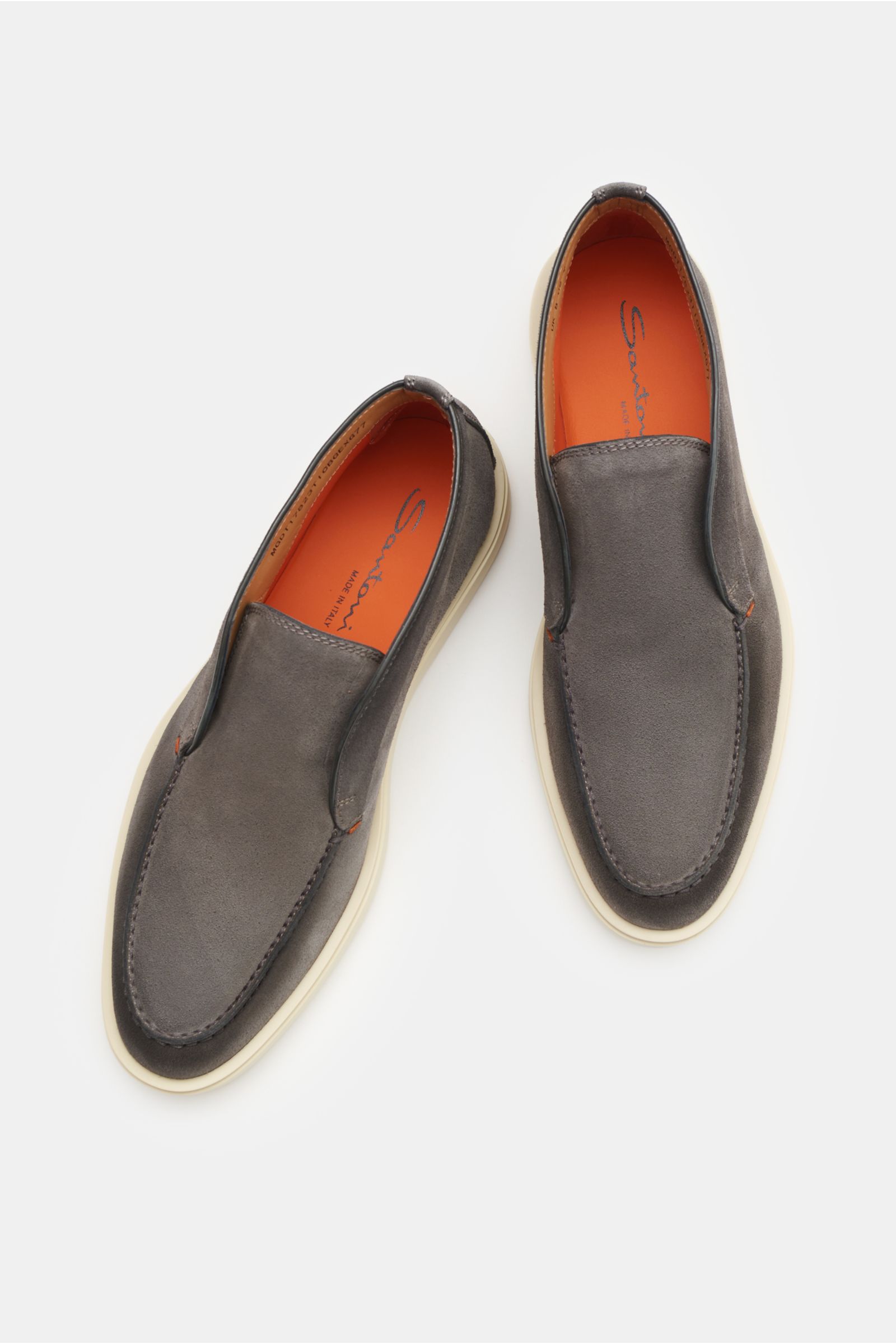 Santoni Desert Boot 'Detroit' grau aus feinem Veloursleder, schmal zulaufend mit Ziernaht, Lederfutter, flexible Kautschuksohle, Draufsicht.