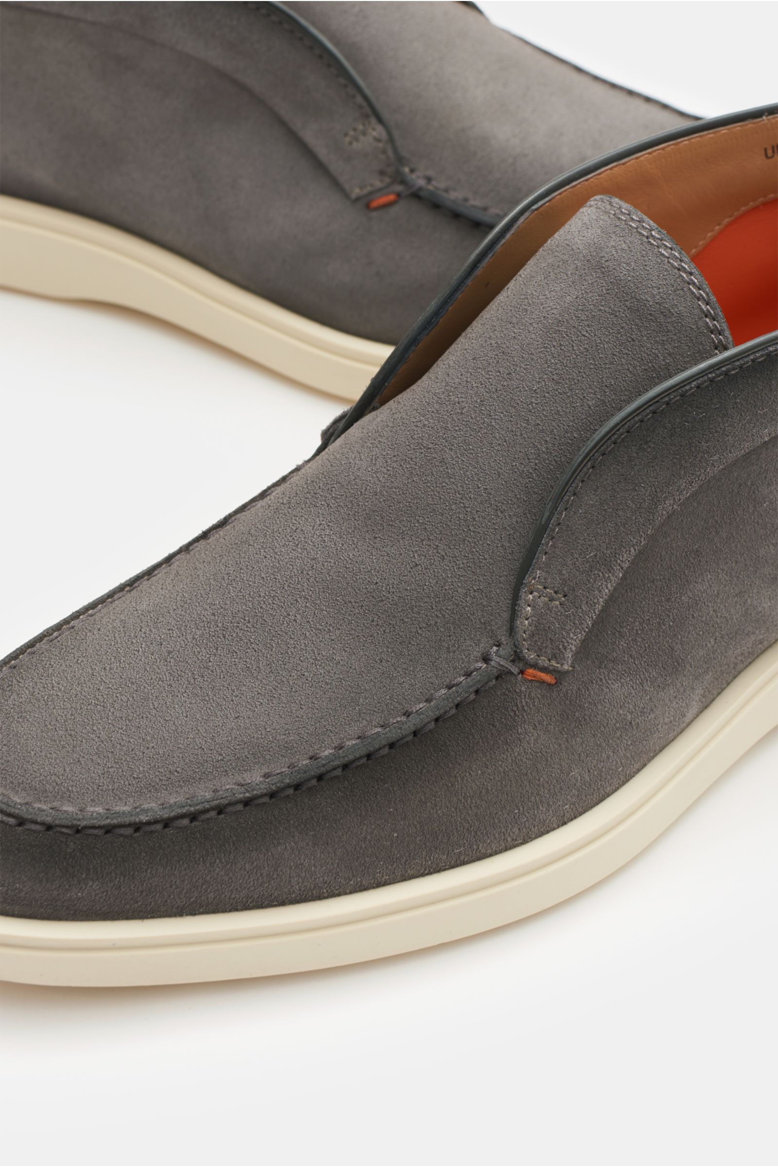 Nahaufnahme aus seitlicher Perspektive des Santoni Desert Boot 'Detroit' grau aus feinem Veloursleder mit Ziernaht, Lederfutter und flexibler Kautschuksohle.