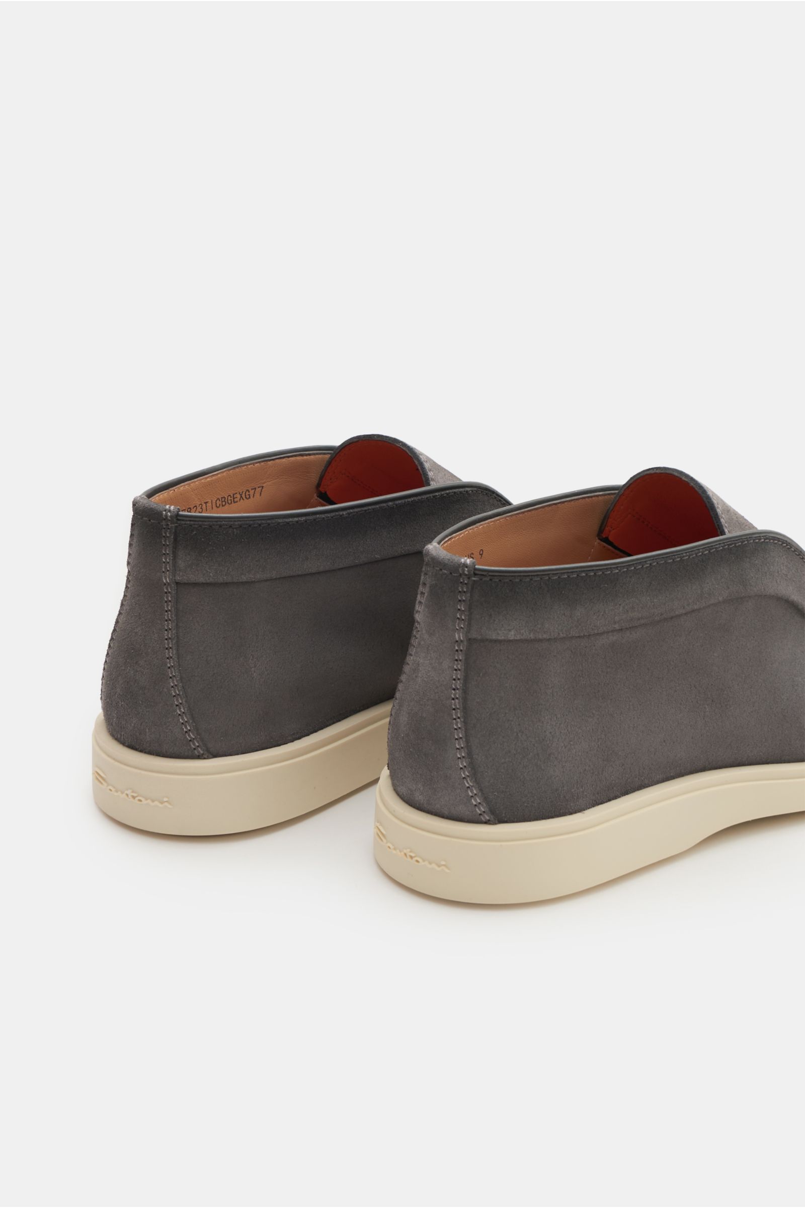 Santoni Desert Boot 'Detroit' grau aus feinem Textur-Wildleder, Rückansicht, geschmeidiges Veloursleder, Lederfutter, flexible Kautschuksohle.