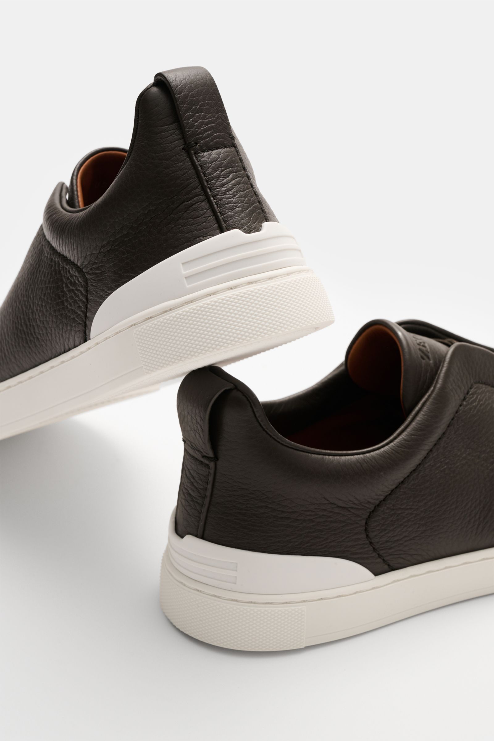 Rear and side view of Zegna Slip-on-Sneaker 'Triple Stitch' navy in grained smooth leather with white flexible rubber sole and padded collar.

Description: Reinschlüpfen und wohlfühlen – nichts trifft besser auf den puristischen Slip-on-Sneaker 'Triple