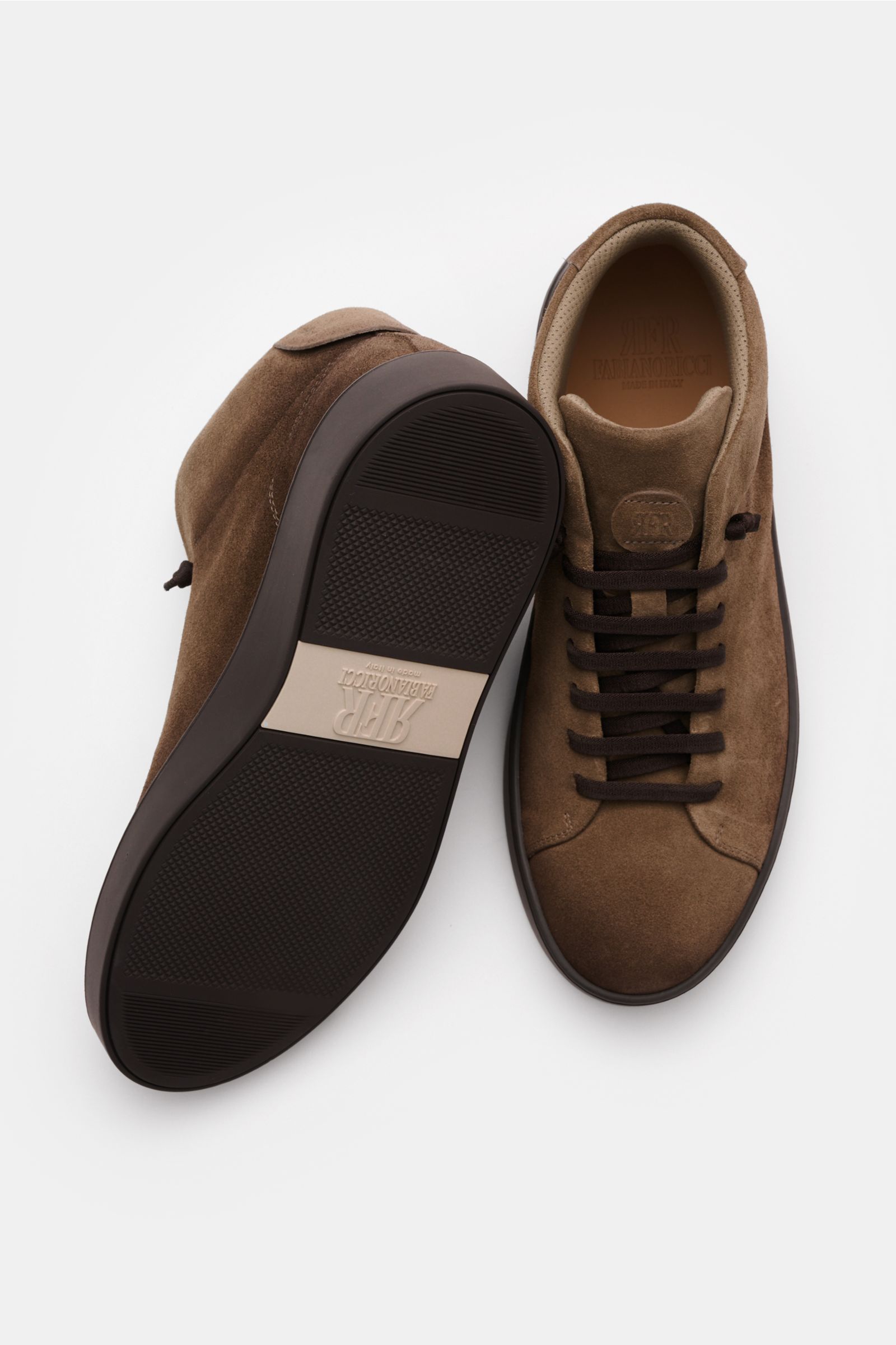 Fabiano Ricci Sneaker graubraun aus edlem Veloursleder, Sieben-Loch-Schnürung, gepolsterter Schaftrand, robuste Gummisohle, Draufsicht.