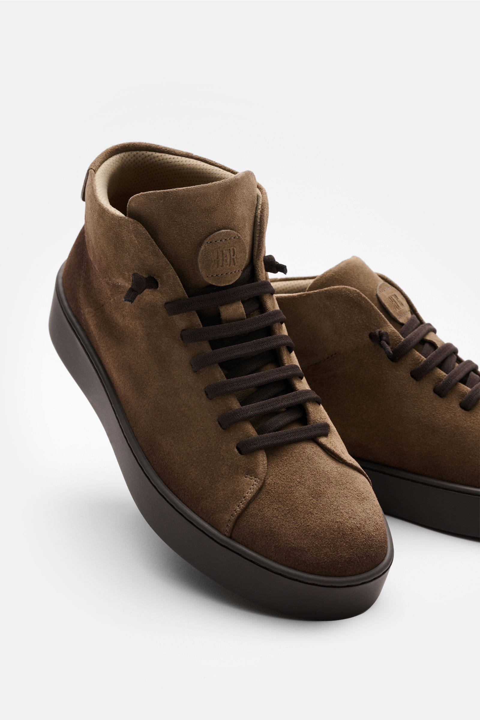 Fabiano Ricci Sneaker graubraun aus edlem Veloursleder, runde Vorderkappe, Sieben-Loch-Schnürung, gepolsterter Schaftrand, robuste Gummisohle, Seitenansicht.