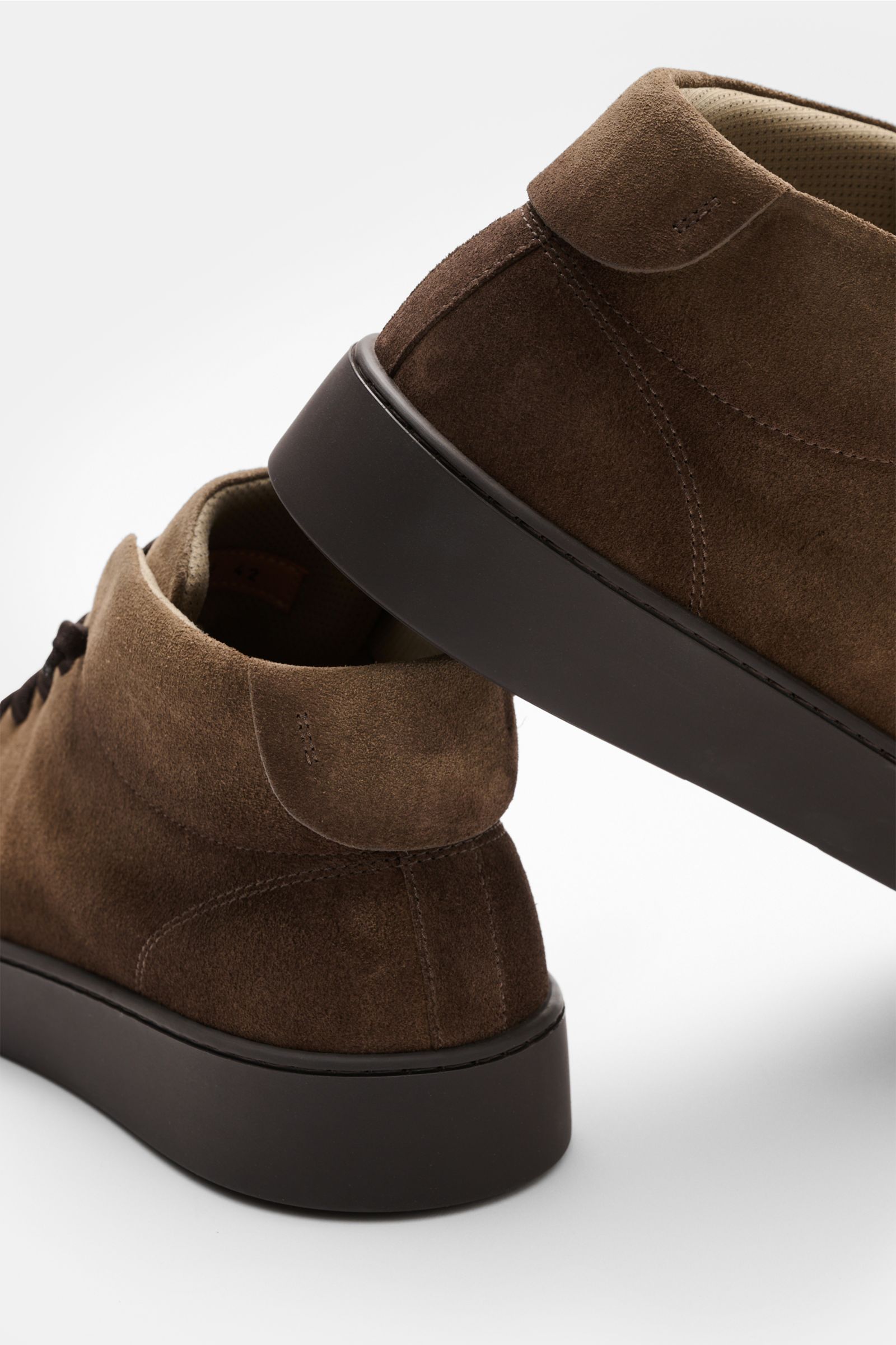 Fabiano Ricci Sneaker graubraun aus edlem Veloursleder, hohe Perspektive zeigt breite Gummisohle, gepolsterten Schaftrand, sieben Löcher.