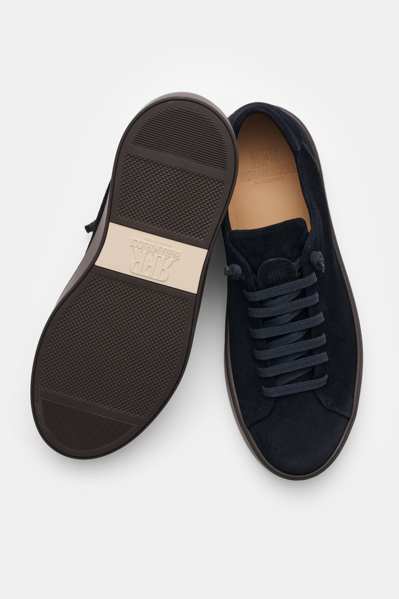 Fabiano Ricci Sneaker navy aus edlem Veloursleder, sieben-Loch-Schnürung, gepolsterter Schaftrand, Innenfutter Mesh, robuste Gummisohle, Front- und Sohlenansicht.