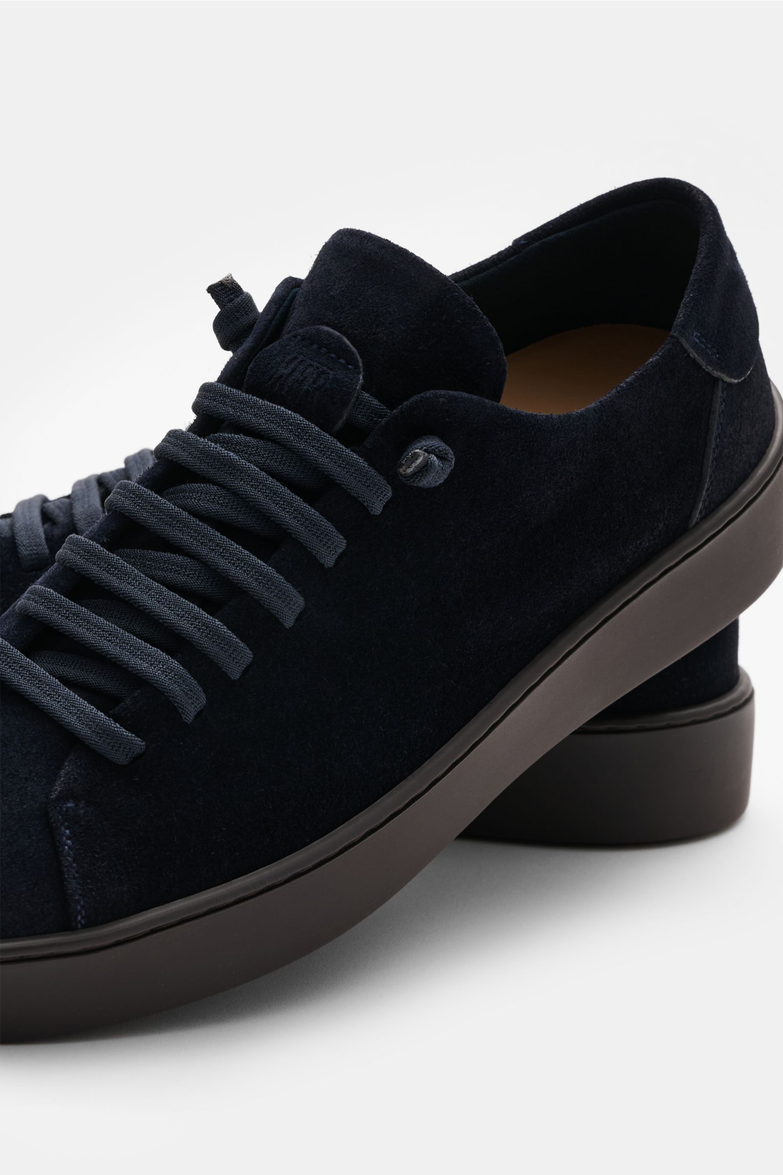 Fabiano Ricci Sneaker navy aus edlem Veloursleder, seitlich schräg von vorne, mit sieben-Loch-Schnürung, gepolstertem Schaftrand und robuster Gummisohle.