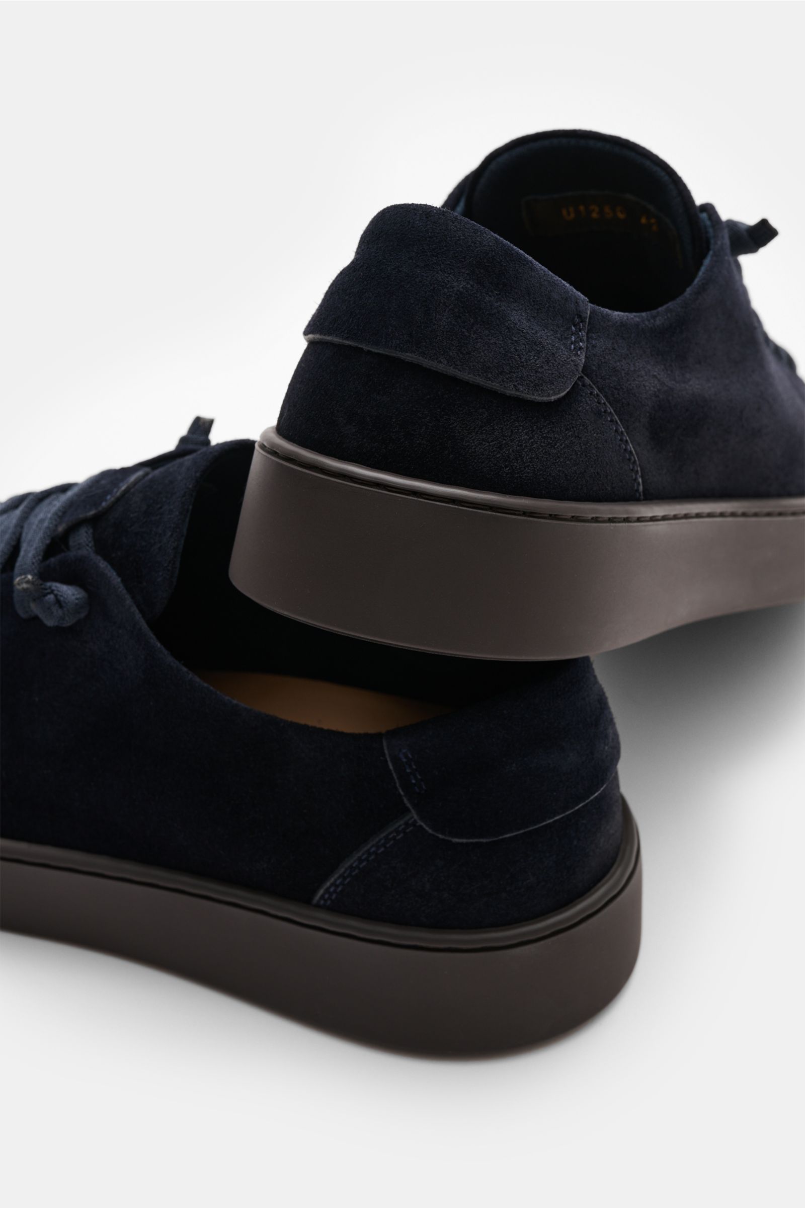 Fabiano Ricci Sneaker navy aus edlem Veloursleder, robuste Gummisohle, hoher Schnitt, gepolsterter Schaftrand, Ansicht von hinten schräg unten.