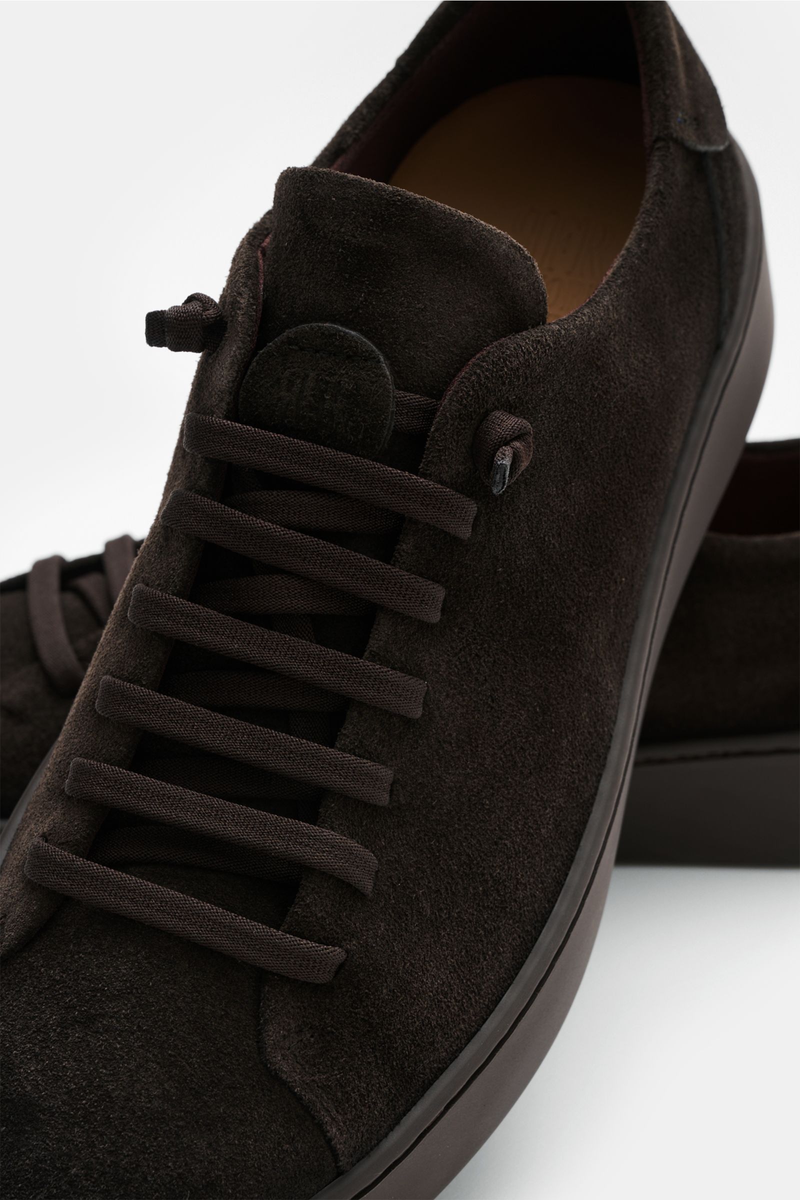 Fabiano Ricci Sneaker dunkelbraun aus edlem Veloursleder, sieben-Loch-Schnürung, gepolsterter Schaftrand, Mesh-Innenfutter, robuste Gummisohle, Frontansicht.