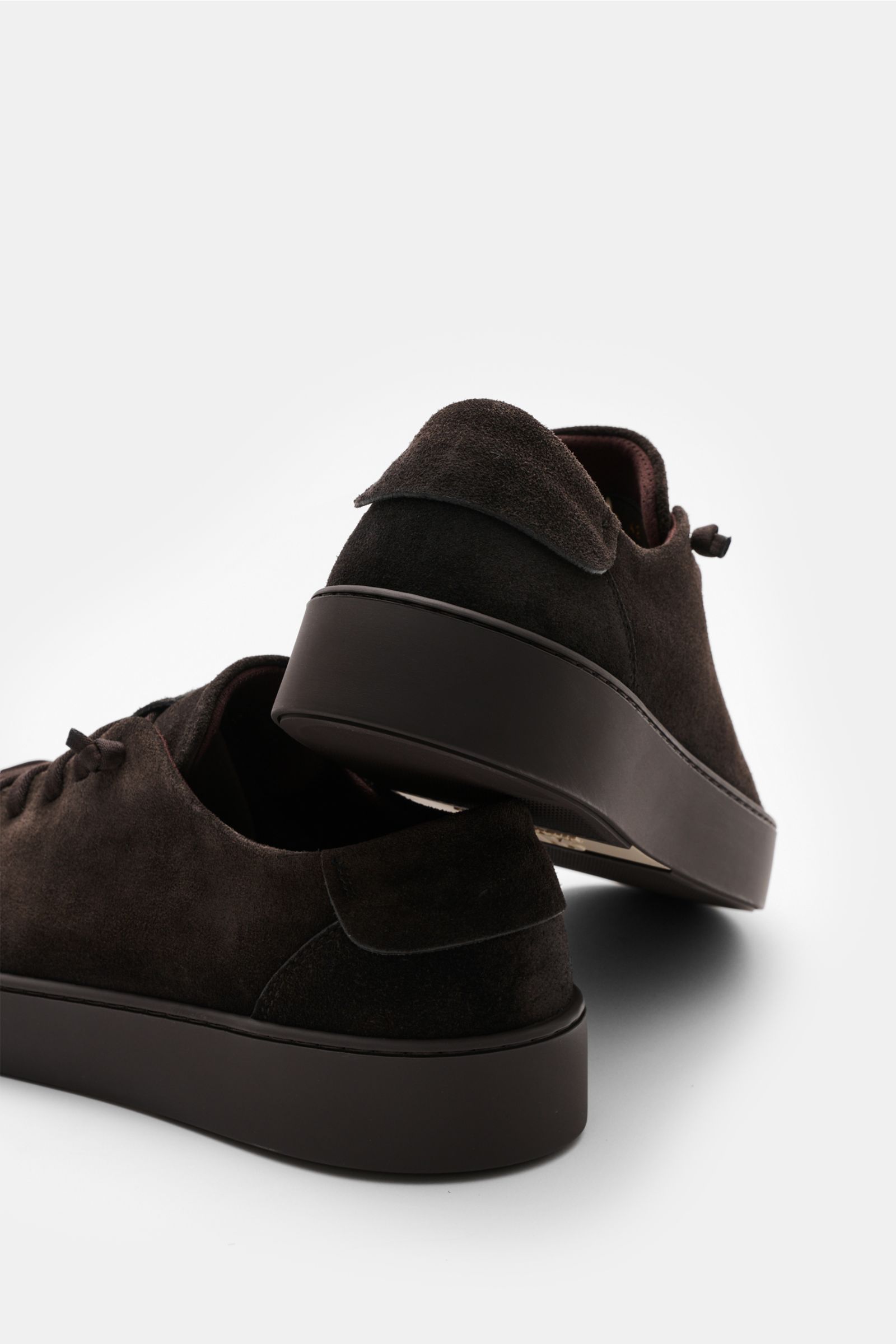 Fabiano Ricci Sneaker dunkelbraun aus edlem Veloursleder, sieben-Loch-Schnürung, gepolsterter Schaftrand, robuste Gummisohle, Rückansicht.