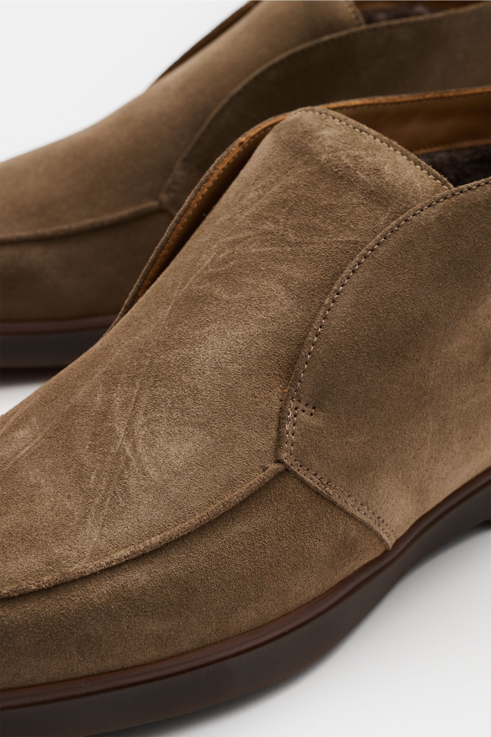 Fabiano Ricci Desert Boot taupe aus edlem Veloursleder, schmal zulaufend mit Naht auf Vorderkappe, Lammfellfutter, flexible Gummisohle, seitliche Prägung, Nahaufnahme schräg von vorne.