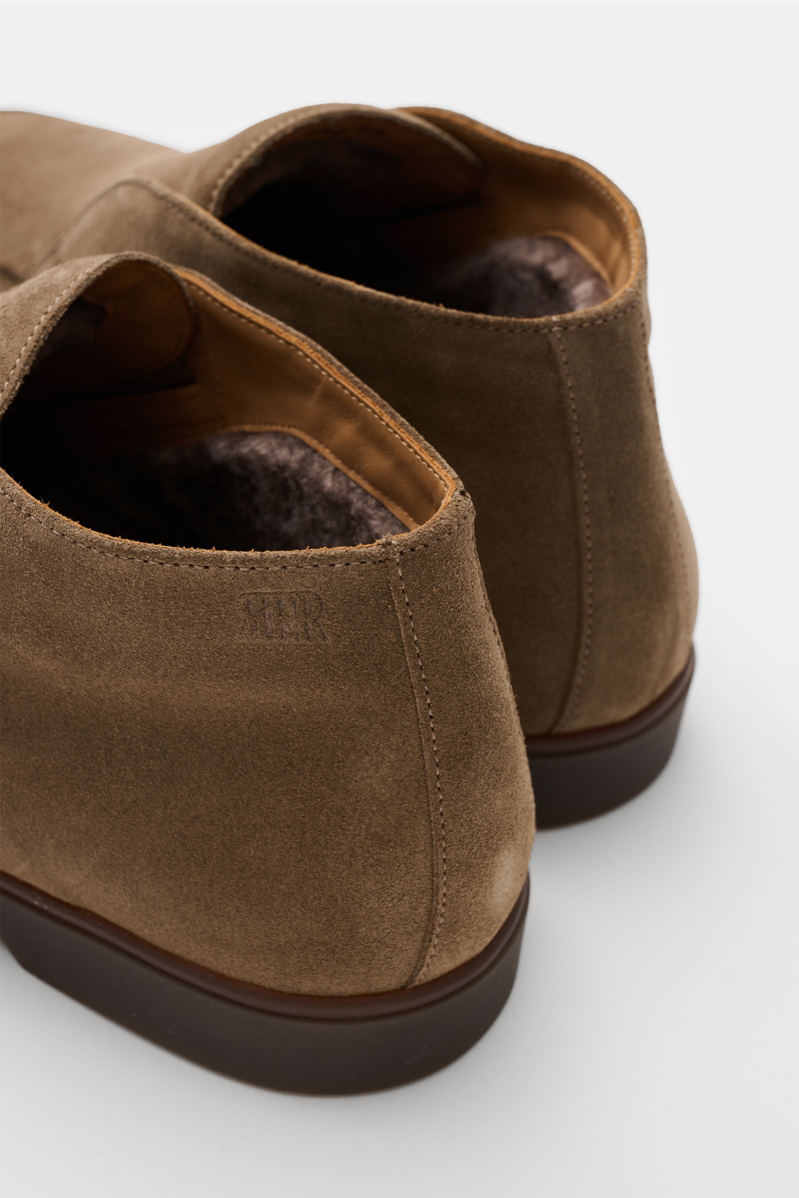 Fabiano Ricci Desert Boot taupe aus edlem Veloursleder, schmal zulaufend, Naht auf Vorderkappe, Lammfell gefüttert, flexible Gummisohle, Rückansicht.