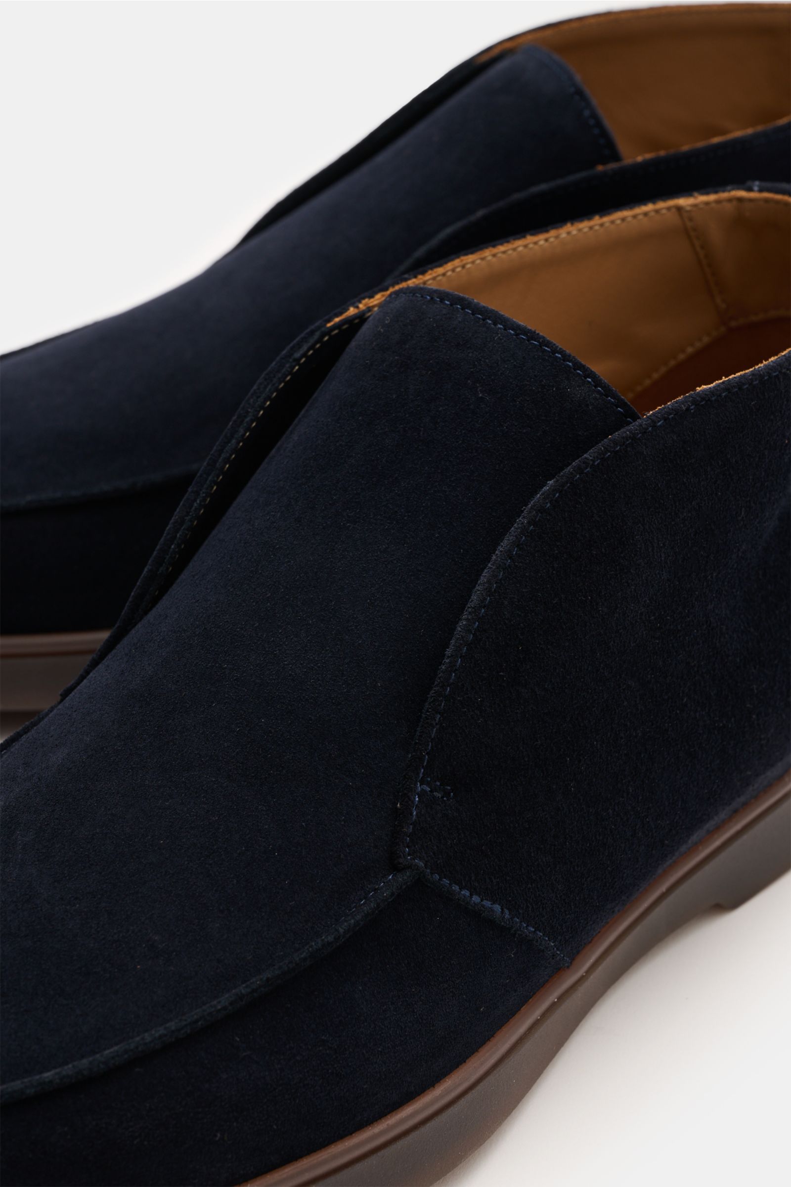 Fabiano Ricci Desert Boot navy aus Veloursleder, schräg von oben, mit Naht auf Vorderkappe, Lederfutter und flexibler Gummisohle.