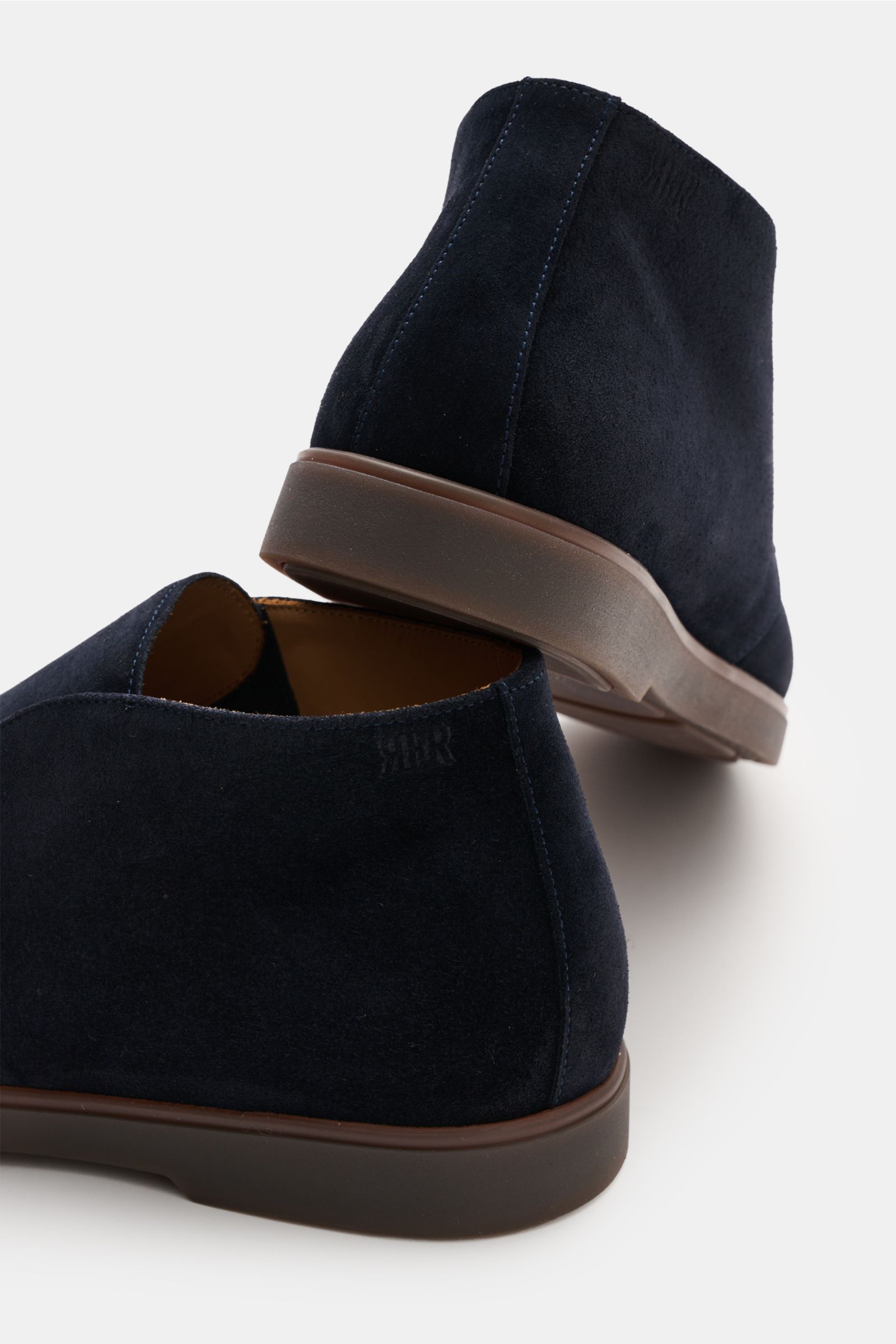 Fabiano Ricci Desert Boot navy aus edlem Veloursleder, leichte Gummisohle, Naht auf Vorderkappe, seitliche RFR-Prägung, Rückansicht.