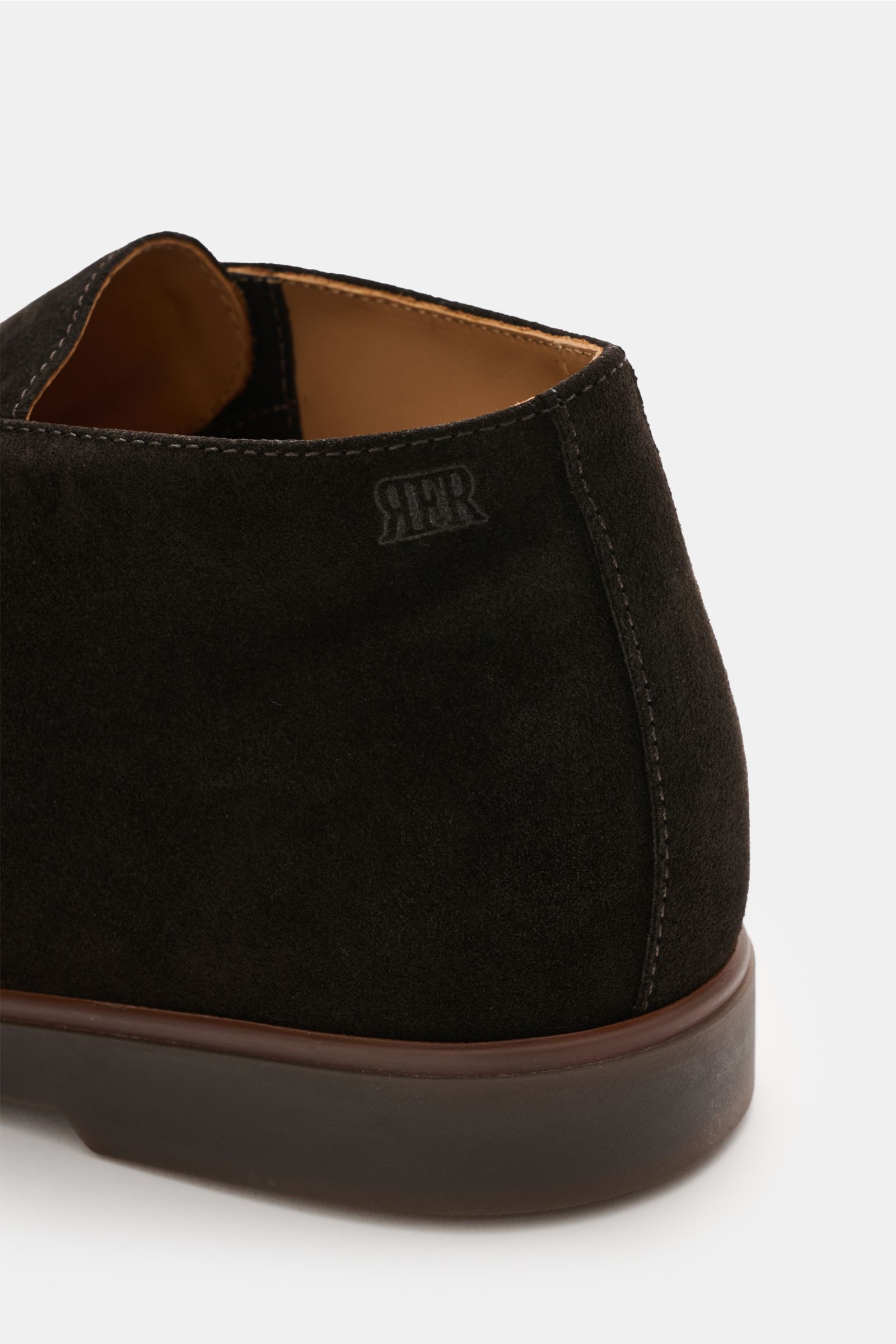 Fabiano Ricci Desert Boot dunkelbraun aus edlem Veloursleder, seitlich mit RFR-Prägung, Naht auf der Vorderkappe, flexible Gummisohle, Detailansicht von hinten.