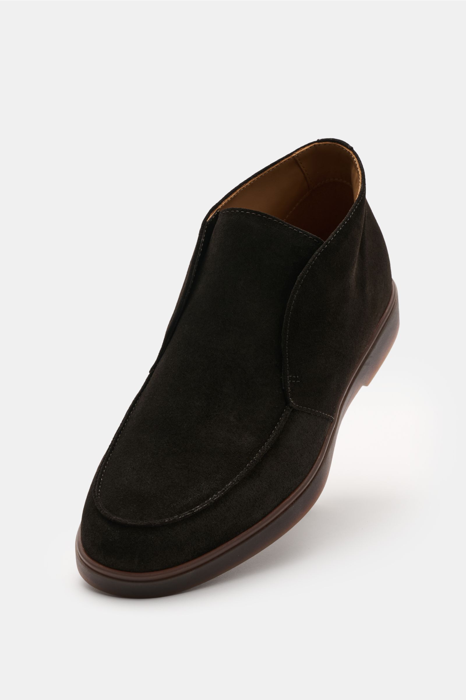 Fabiano Ricci Desert Boot dunkelbraun aus edlem Veloursleder, flexible Gummisohle, Naht auf Vorderkappe, Seitenansicht schräg oben.