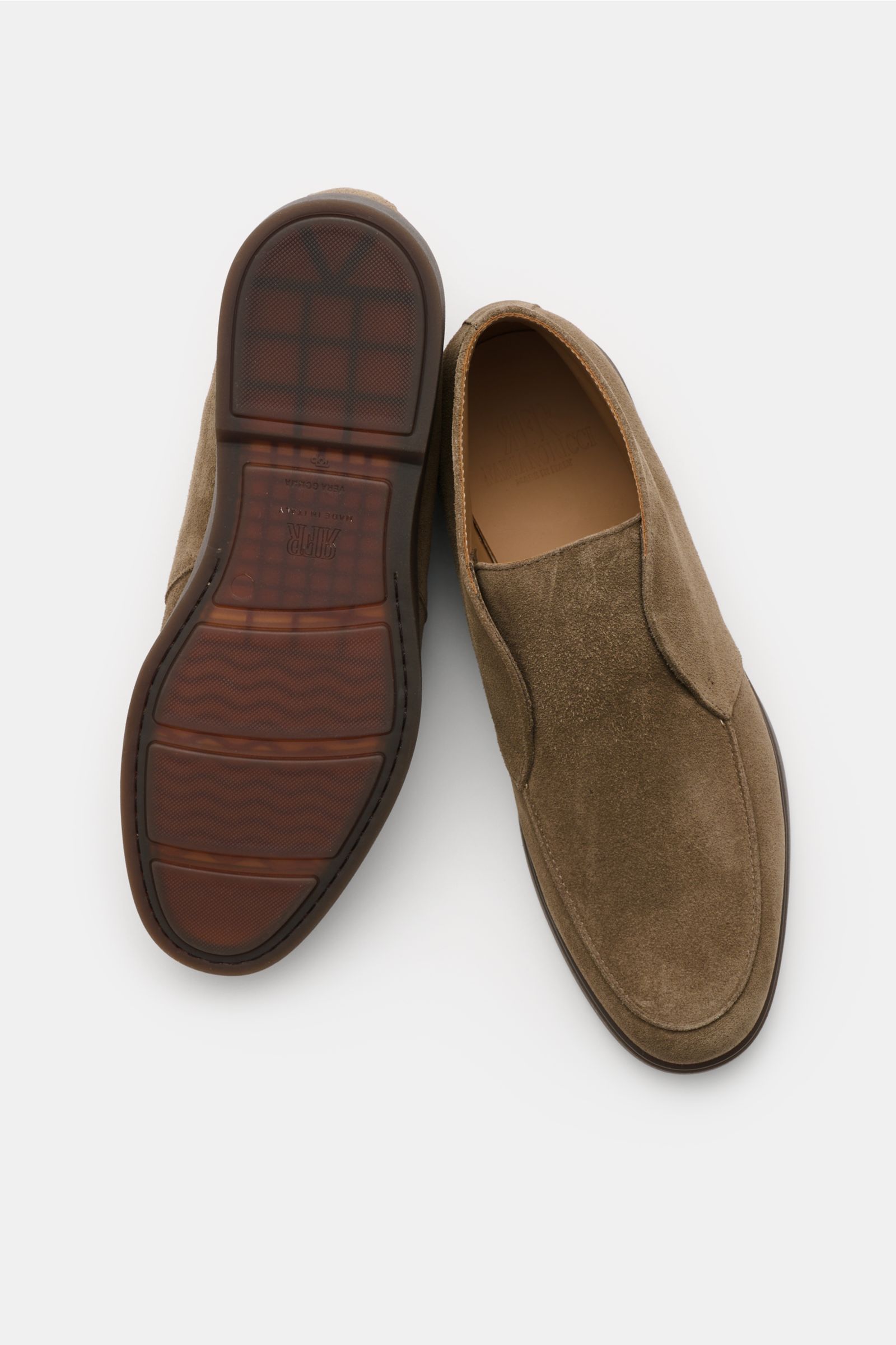 Fabiano Ricci Desert Boot graubraun aus edlem Veloursleder, schmal zulaufend, mit Naht auf der Vorderkappe, flexible Gummisohle, Lederfutter, Seitenansicht und Sohle sichtbar.