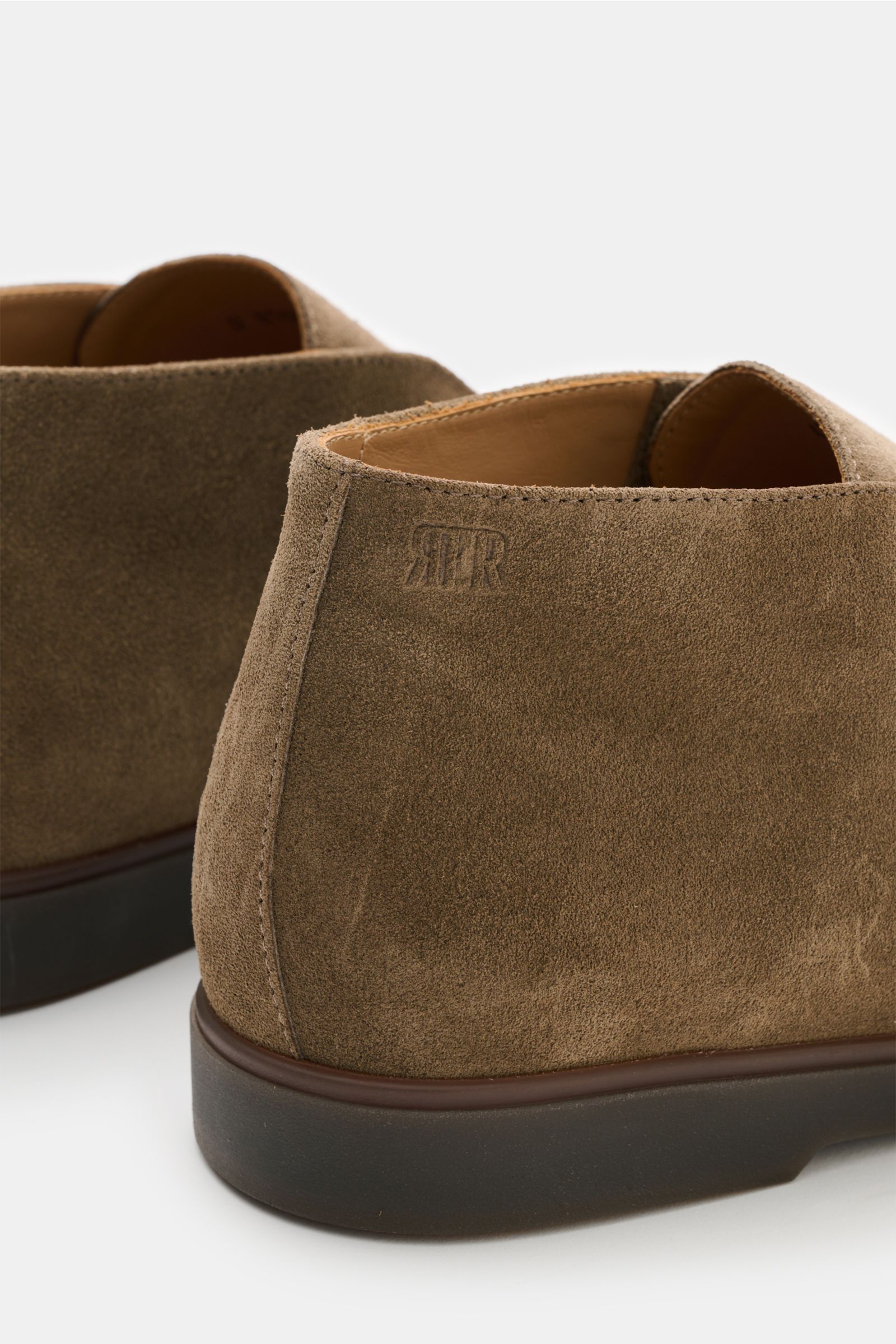 Nahaufnahme von zwei Fabiano Ricci Desert Boot graubraun aus edlem Veloursleder, schmal zulaufende Silhouette mit dezenter RFR-Prägung, flexible Gummisohle, Innenfutter aus Leder, fotografiert von hinten leicht schräg.