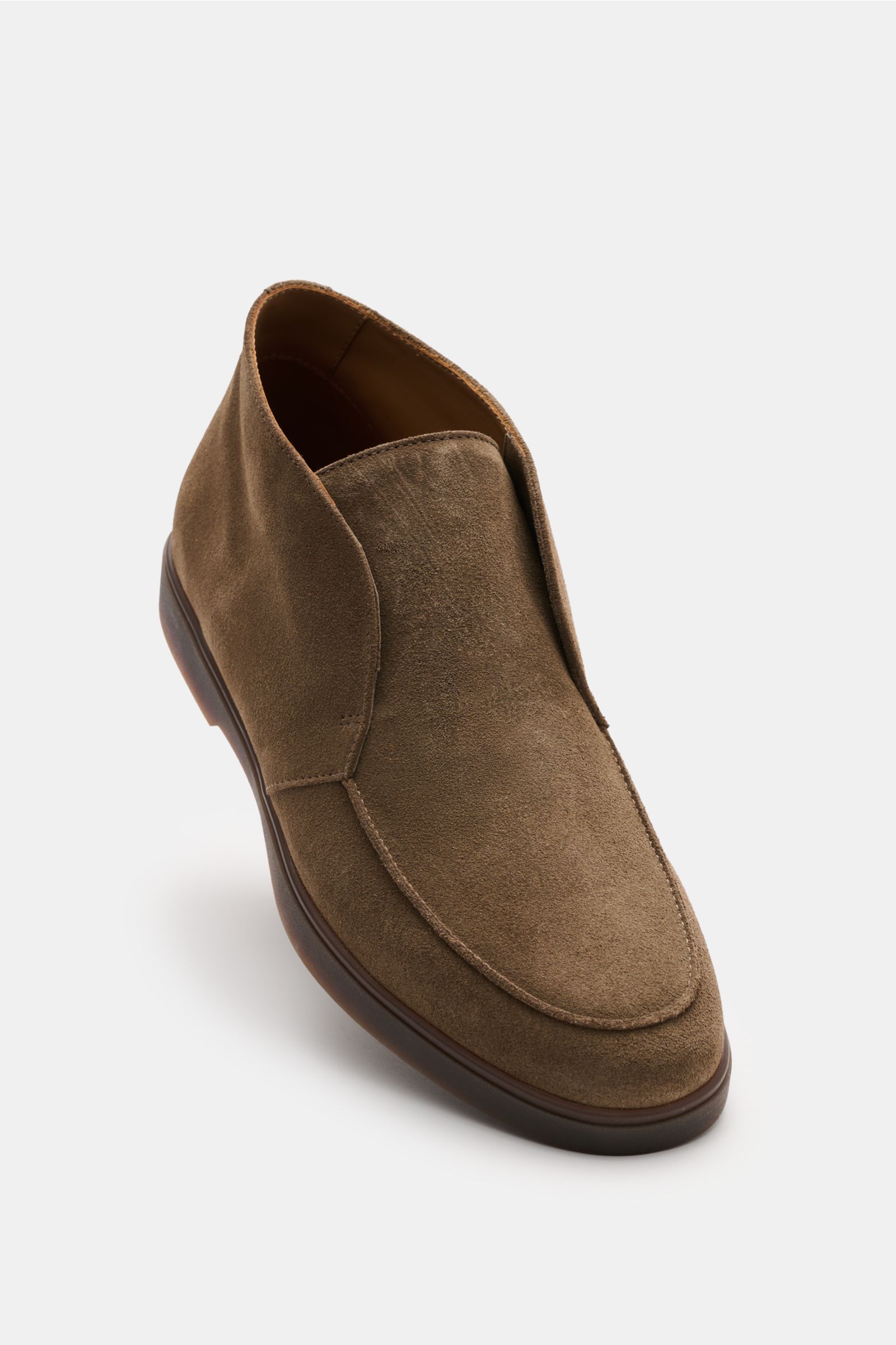 Fabiano Ricci Desert Boot graubraun aus edlem Veloursleder, schmal zulaufend mit Naht auf Vorderkappe, Lederfutter, Gummisohle, seitliche RFR-Prägung, frontal fotografiert.