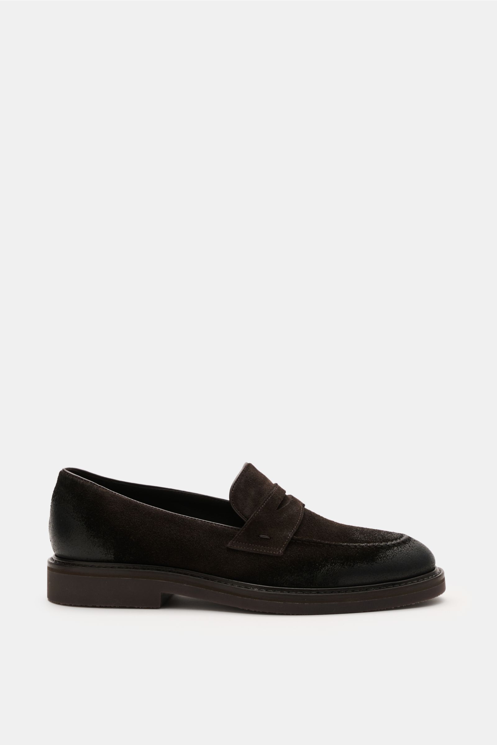 Side view of Fabiano Ricci Penny Loafer dunkelbraun in dark brown velour leather with penny strap, waxed toe and heel, leather lining, and rubber sole. Klassik mit Charakter: Dieser Penny Loafer aus Veloursleder verbindet traditionelle Form mit subtiler R