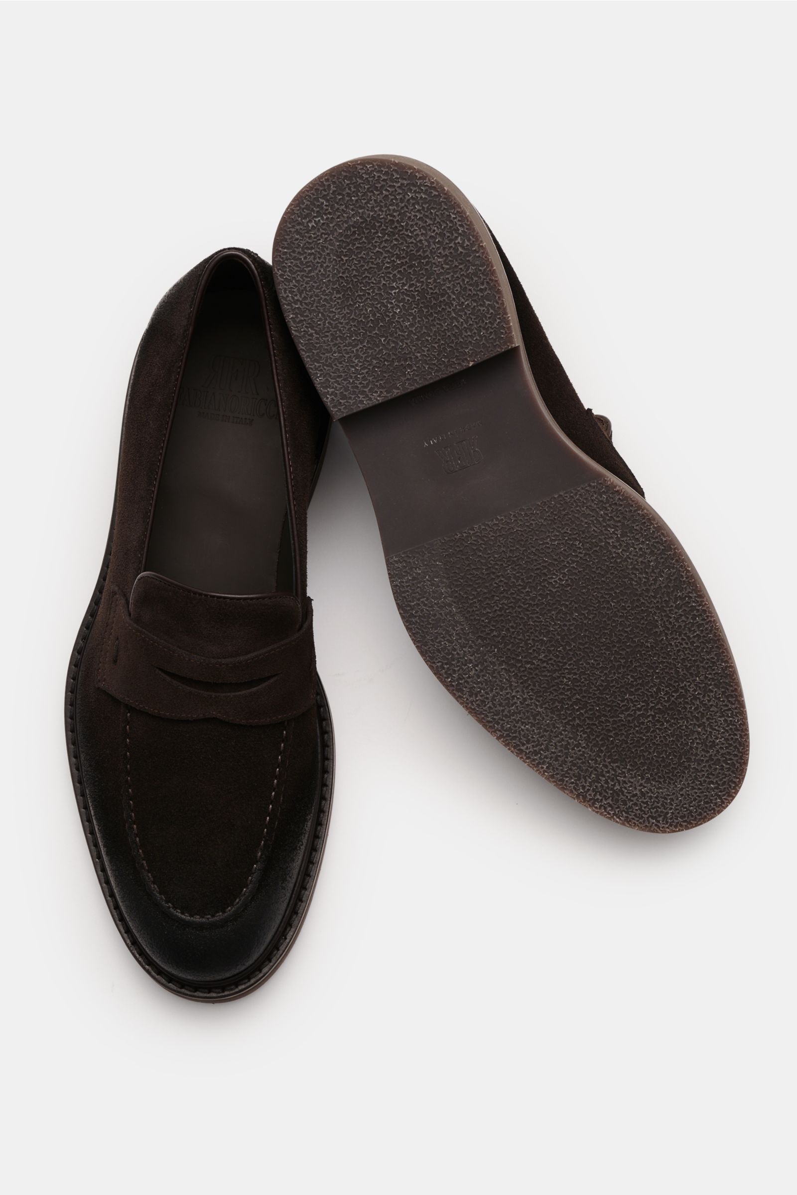 Top and bottom view of Fabiano Ricci Penny Loafer dunkelbraun in dark brown suede with penny strap, stitched toe, and rubber sole. 

Description: 
Klassik mit Charakter: Dieser Penny Loafer aus Veloursleder verbindet traditionelle Form mit subtiler Raf
