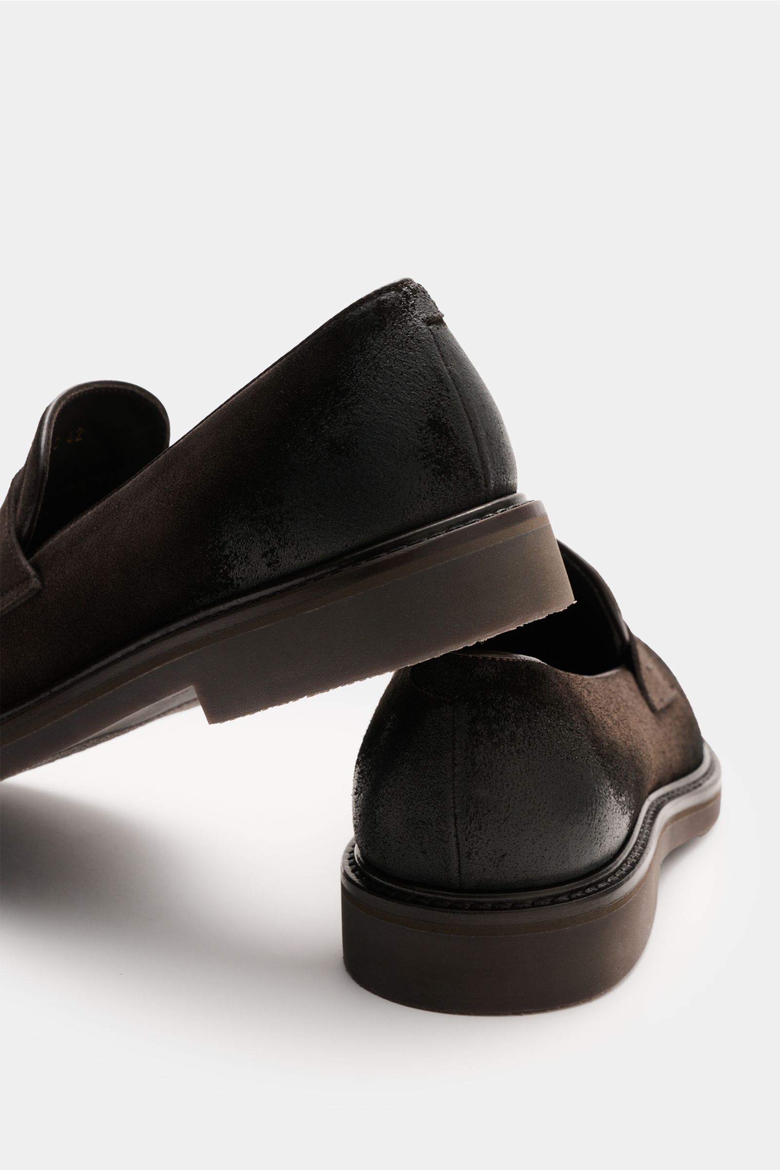 Fabiano Ricci Penny Loafer dunkelbraun shown from a rear and side low-angle view, featuring velour leather with waxed toe and heel areas for patina and protection. 

Klassik mit Charakter: Dieser Penny Loafer aus Veloursleder verbindet traditionelle Fo