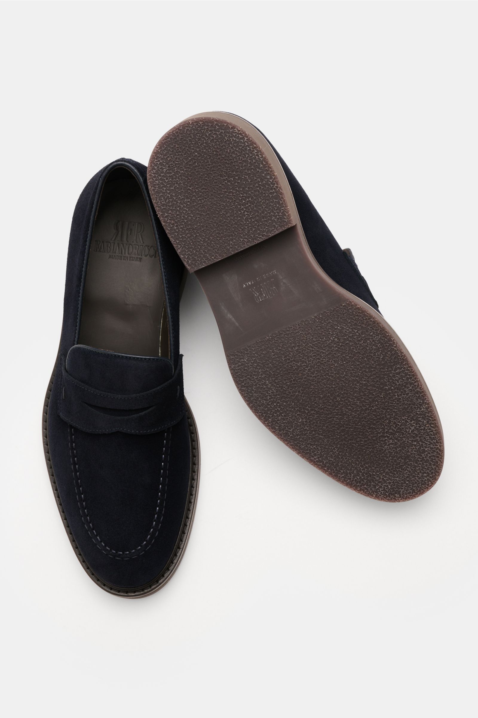 Top and bottom view of Fabiano Ricci Penny Loafer dunkelbraun in dark brown suede with penny strap, stitched toe, leather lining, and rubber sole.

Description: Klassik mit Charakter: Dieser Penny Loafer aus Veloursleder verbindet traditionelle Form mi