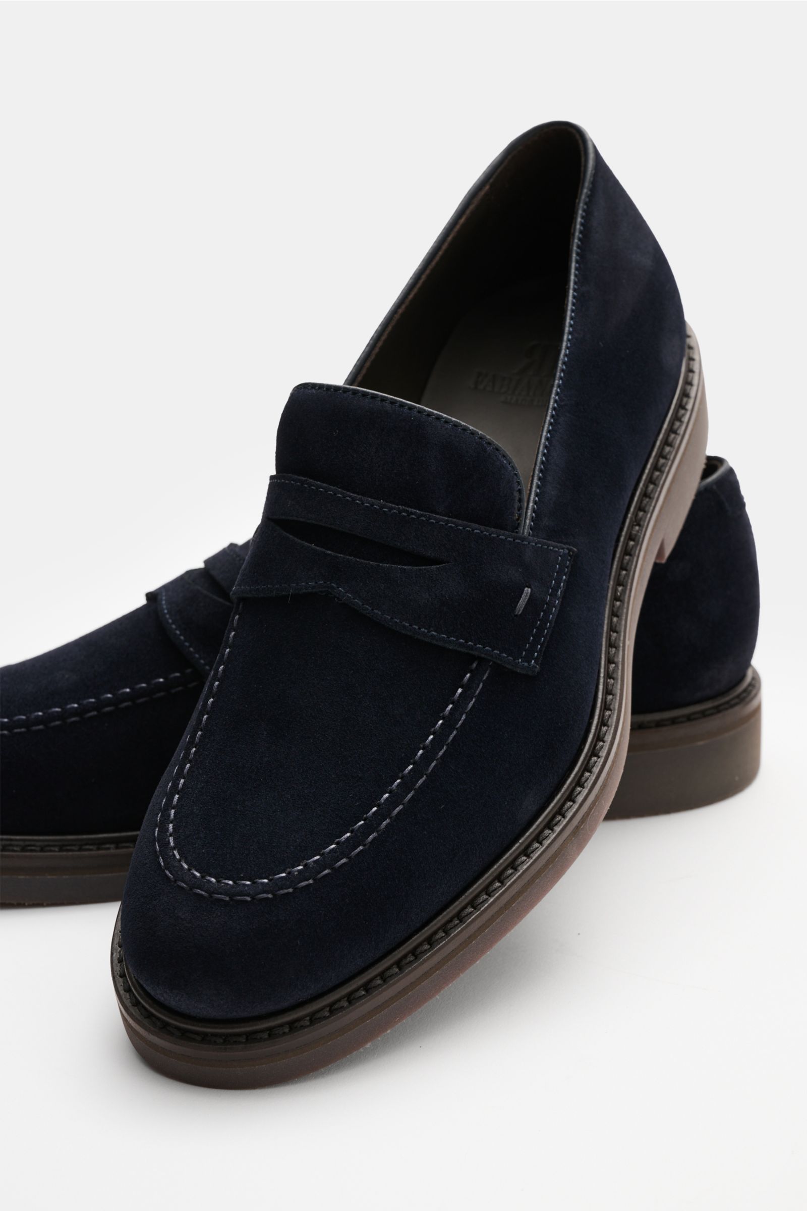 Fabiano Ricci Penny Loafer dunkelbraun shown from a front angled view, classic velour leather shoe with penny strap, stitched toe, leather lining, and durable rubber sole; Klassik mit Charakter: Dieser Penny Loafer aus Veloursleder verbindet traditione