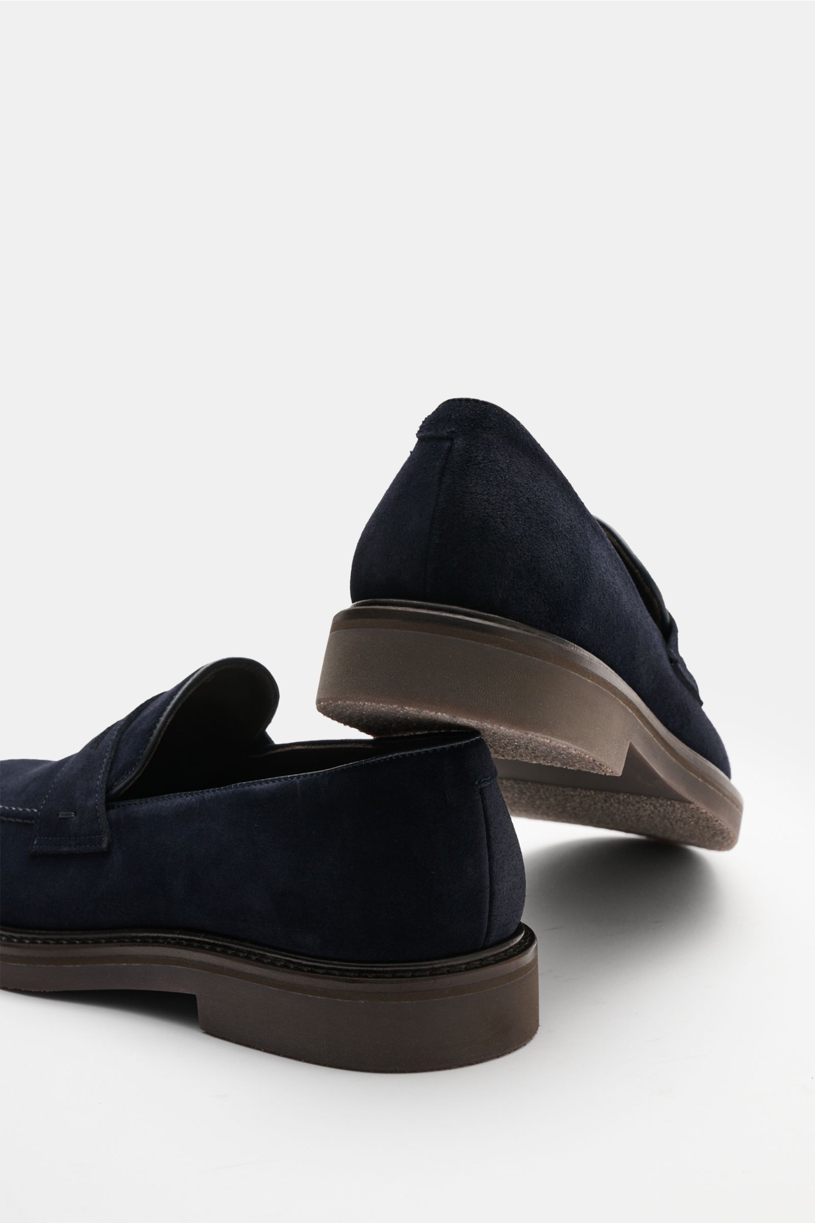 Fabiano Ricci Penny Loafer dunkelbraun in navy blue suede shown from rear and side angles, highlighting sleek silhouette and rubber sole.

Klassik mit Charakter: Dieser Penny Loafer aus Veloursleder verbindet traditionelle Form mit subtiler Raffinesse.