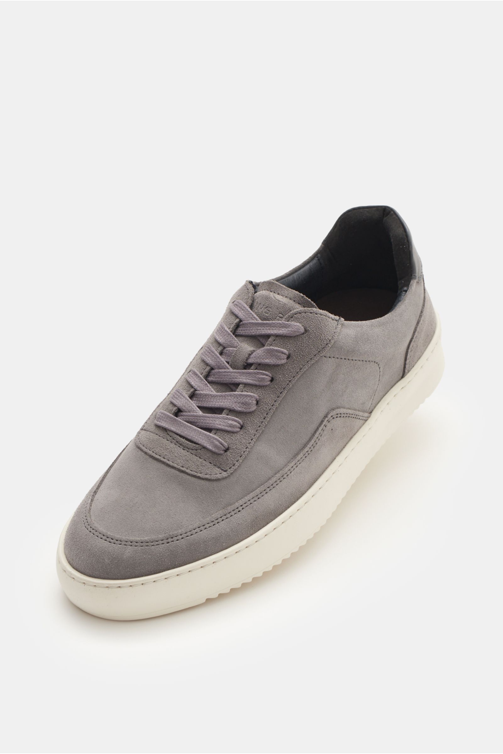 Filling Pieces Sneaker 'Mondo Organic' grau, seitlich schräg von oben, Veloursleder, runde Kappe, 6-Loch-Schnürung, gepolsterter Rand, weiße Gummisohle.