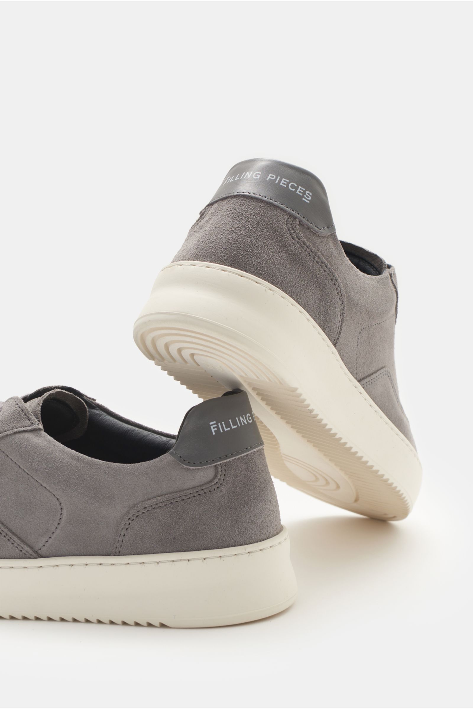 Filling Pieces Sneaker 'Mondo Organic' grau aus Veloursleder, Rückansicht schräg, mit gepolstertem Schaftrand, Logo, Gummisohle.