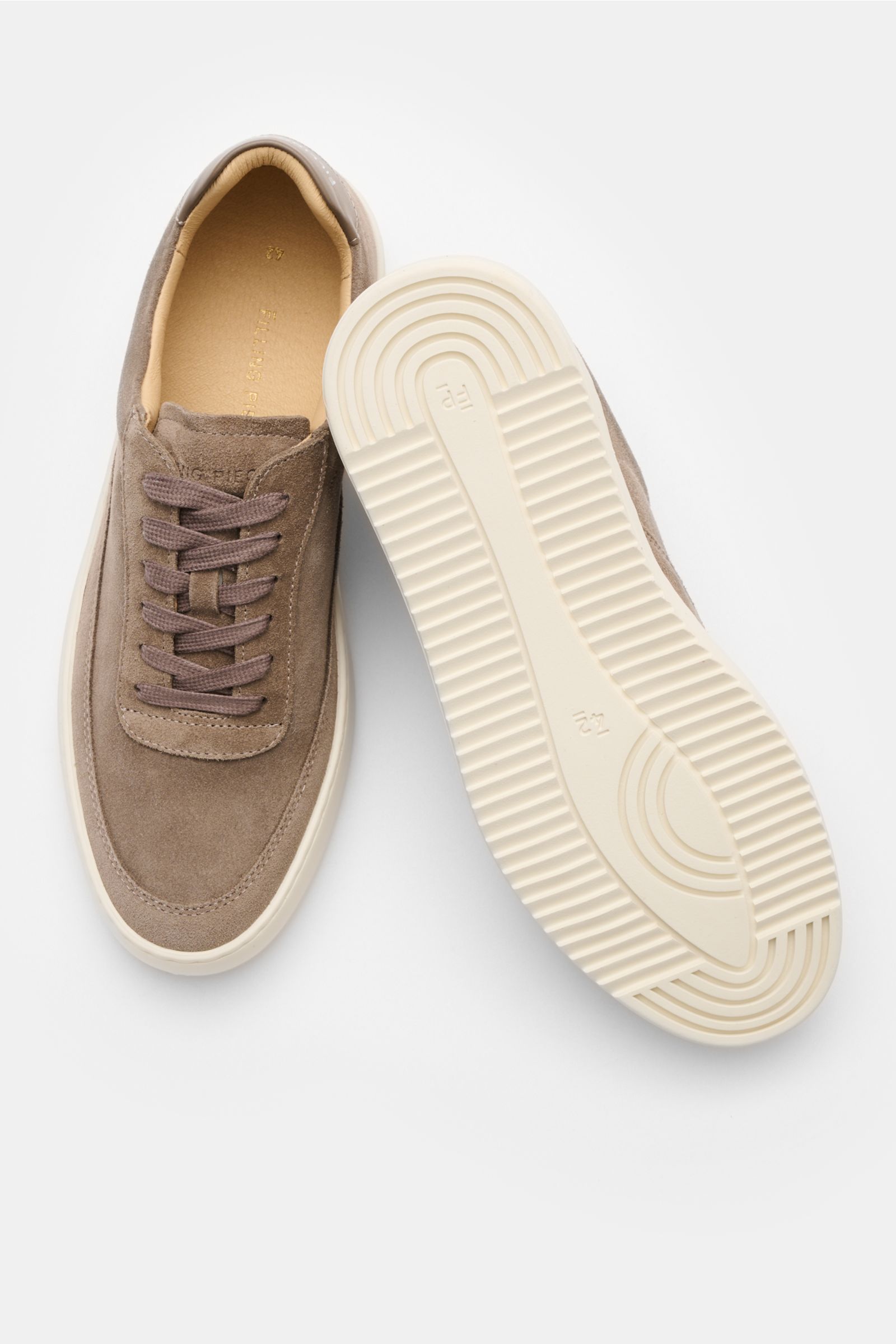 Filling Pieces Sneaker 'Mondo Organic' taupe aus Veloursleder, von oben fotografiert, mit runder Kappe, flexibler Gummisohle und gepolstertem Schaftrand.