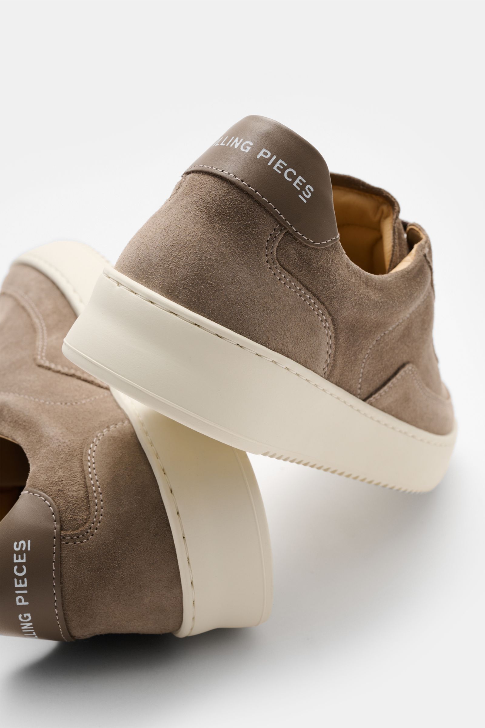 Filling Pieces Sneaker 'Mondo Organic' taupe aus Veloursleder, runde Kappe, 6-Loch-Schnürung, gepolsterter Schaftrand, Gummisohle, Rückansicht.