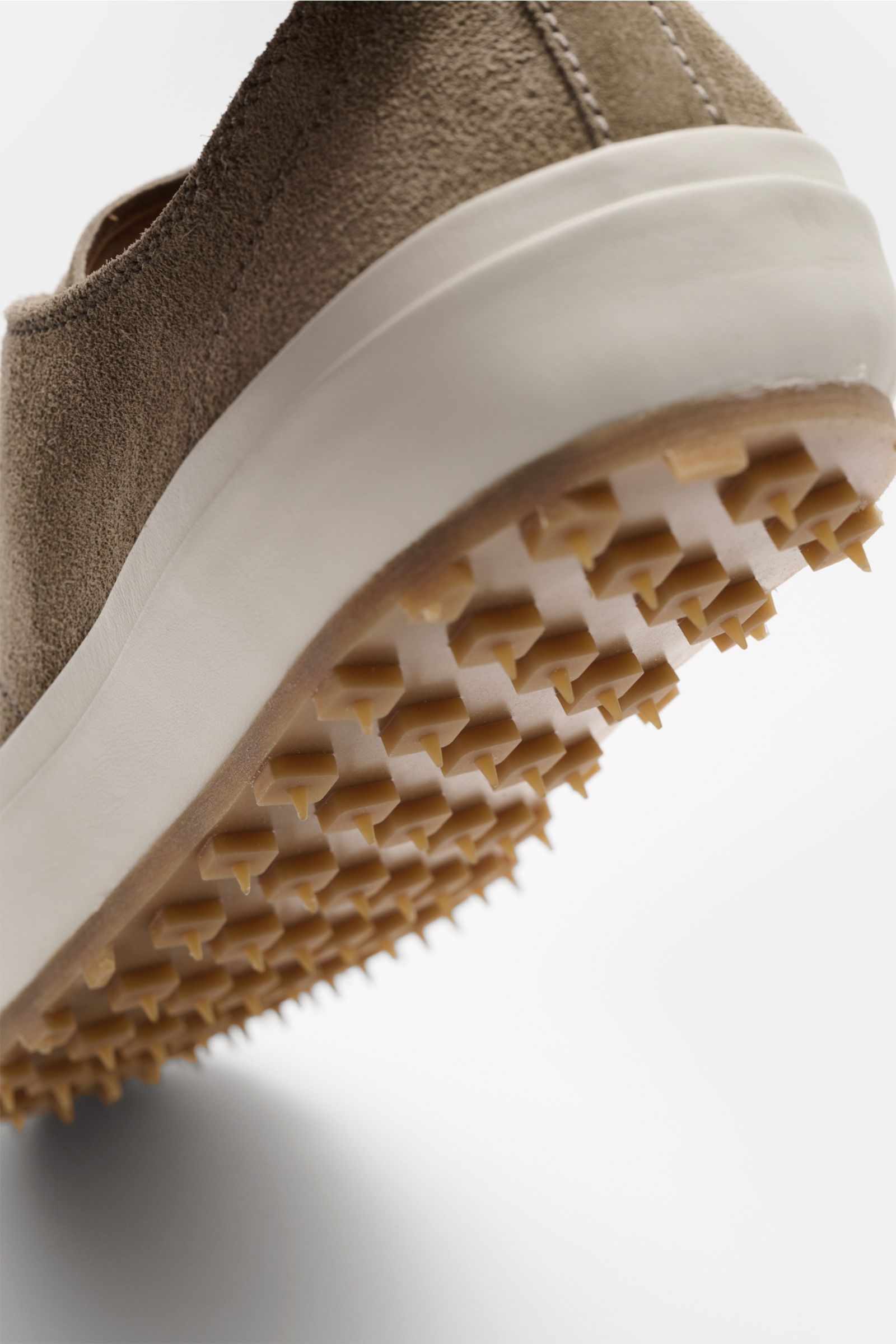 Close-up view from below of the Officine Creative Sneaker 'Vulcan' taupe showing the taupe edles Veloursleder upper and genoppte Gummisohle sole.