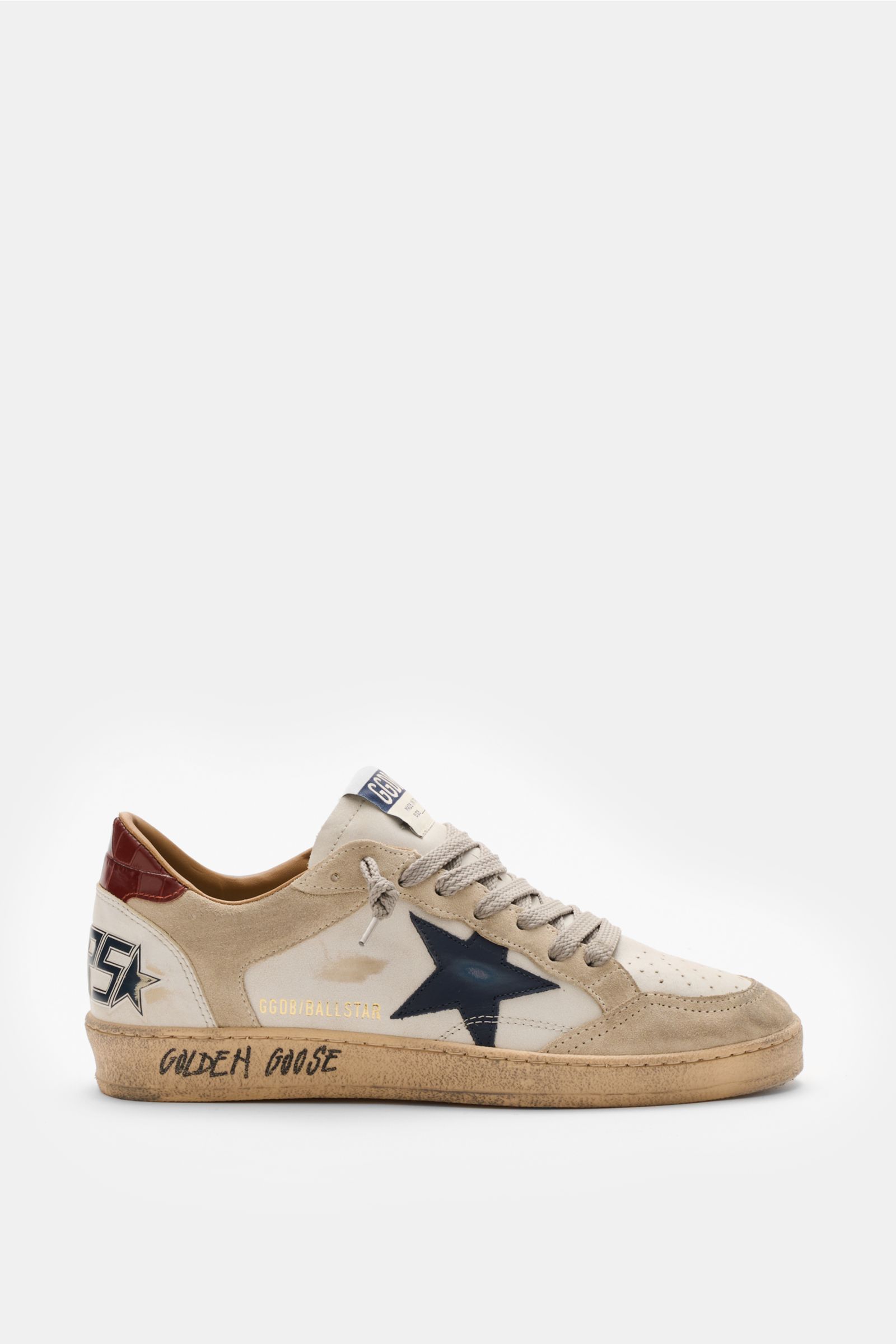 Golden Goose Sneaker 'Ball Star' offwhite/beige/schwarz shown from the side, featuring vintage-finish, iconic star, hand-made used look, fine nappa leather, suede overlays, eight-hole lacing, perforated toe cap, side print, embossed heel logo, padded coll