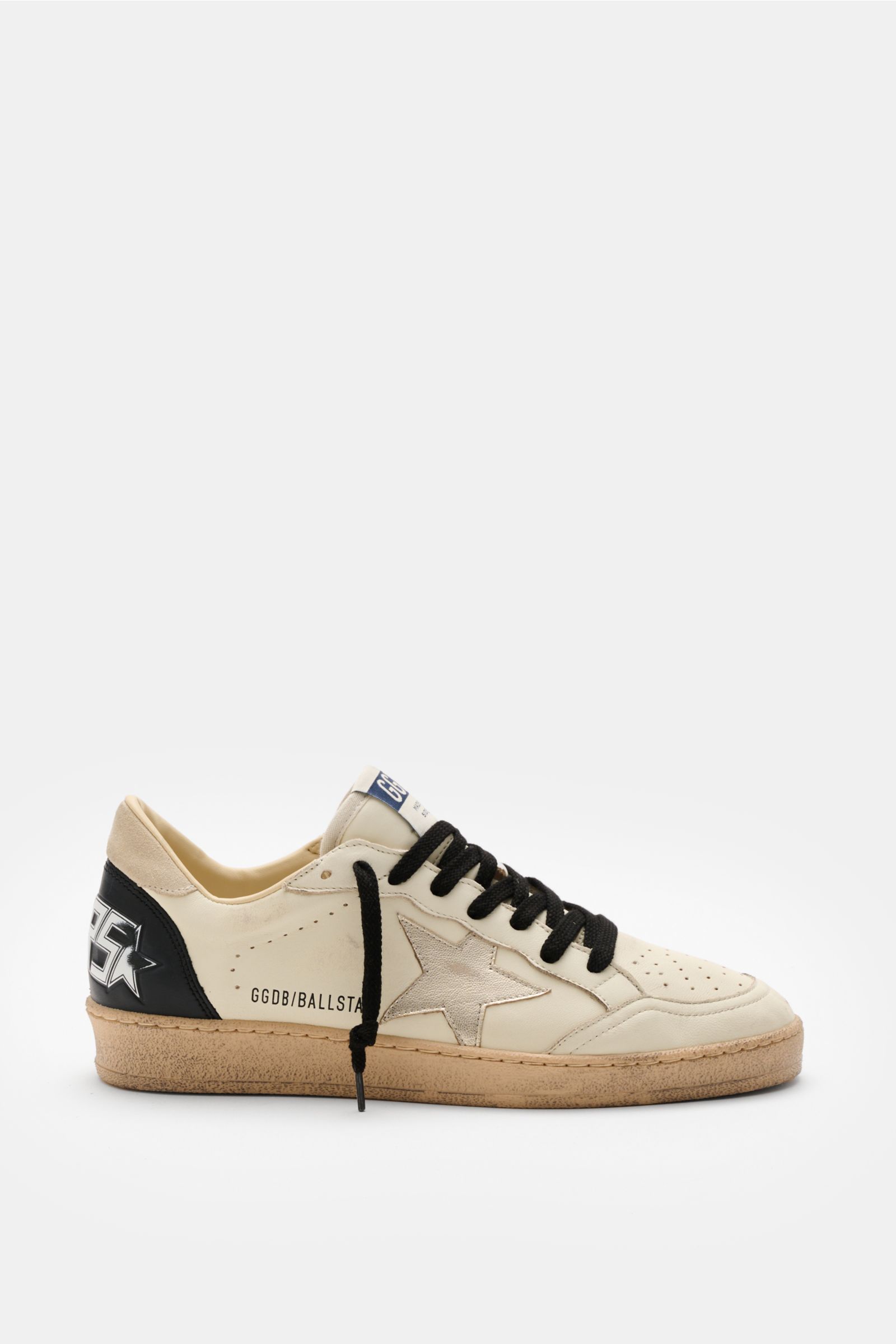 Golden Goose Sneaker 'Ball Star' offwhite/schwarz/silber seitlich fotografiert mit Vintage-Finish, Nappaleder, Stern, Used-Optik, schwarzer Schnürung.