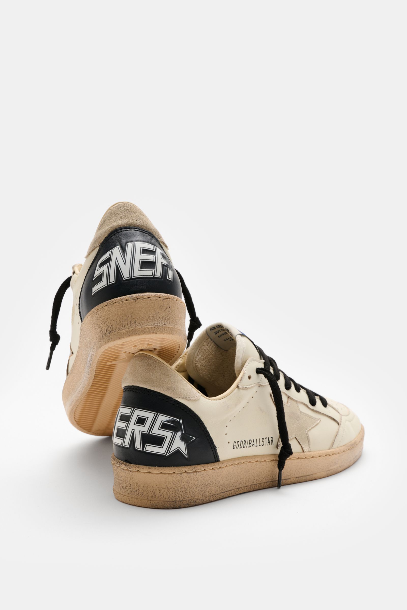 Golden Goose Sneaker 'Ball Star' offwhite/schwarz/silber, Vintage-Finish, Leder, Veloursleder, Used-Optik, seitliche Stern-Details, Rückansicht mit schwarzer Ferse und Schriftzug, flexible Gummisohle.