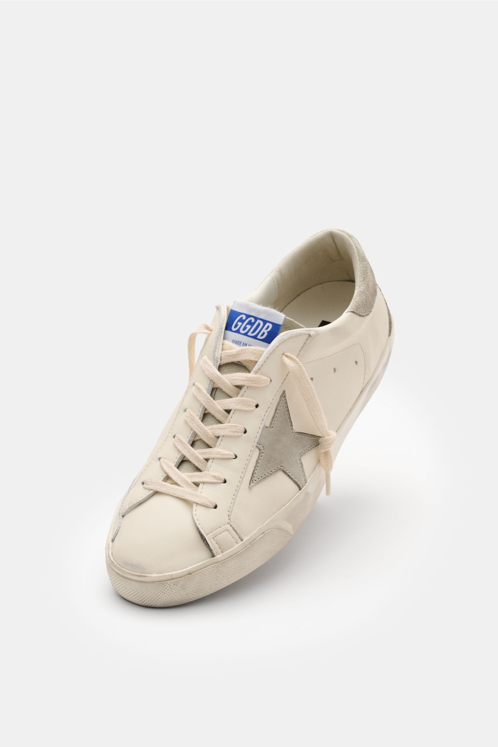 Golden Goose Sneakers 'Super-Star Classic' off-white/light grey shown from a front angled view, featuring vintage finish, iconic star, and handmade used-look. For everyone who values patina over perfection: Fine Napa leather, suede and nubuck overlays, sl
