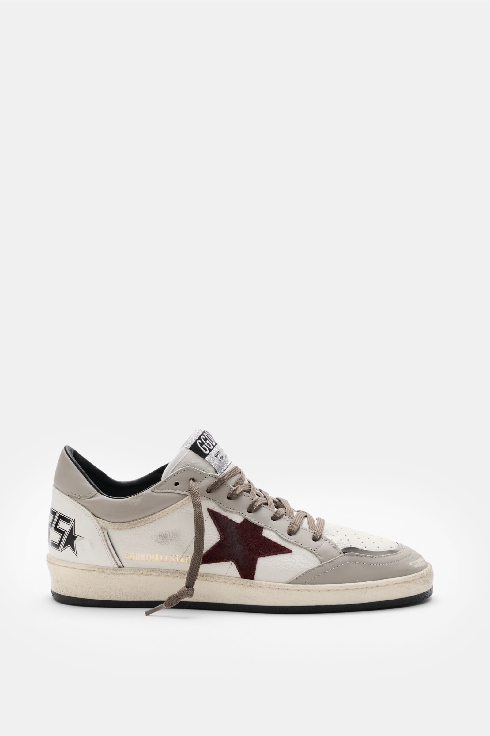 Golden Goose Sneaker 'Ball Star' offwhite/grau/bordeaux seitlich fotografiert mit Vintage-Finish, Stern, Used-Optik, Leder, Velours, Gummisohle.