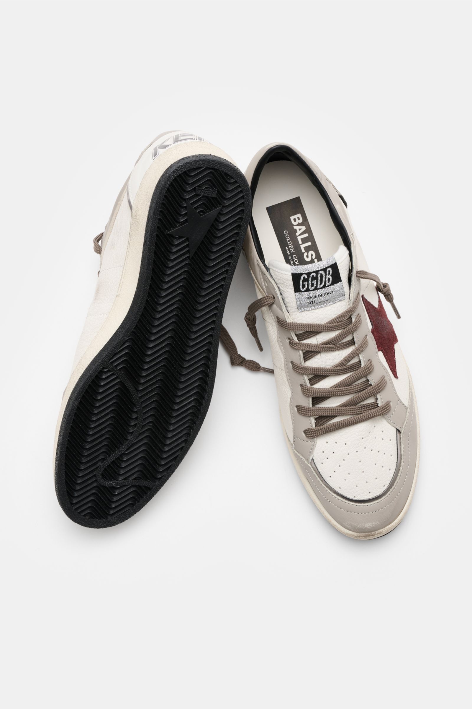 Golden Goose Sneaker 'Ball Star' offwhite/grau/bordeaux, von oben fotografiert, mit Vintage-Finish, Leder-Overlays, ikonischem Stern und Used-Optik.